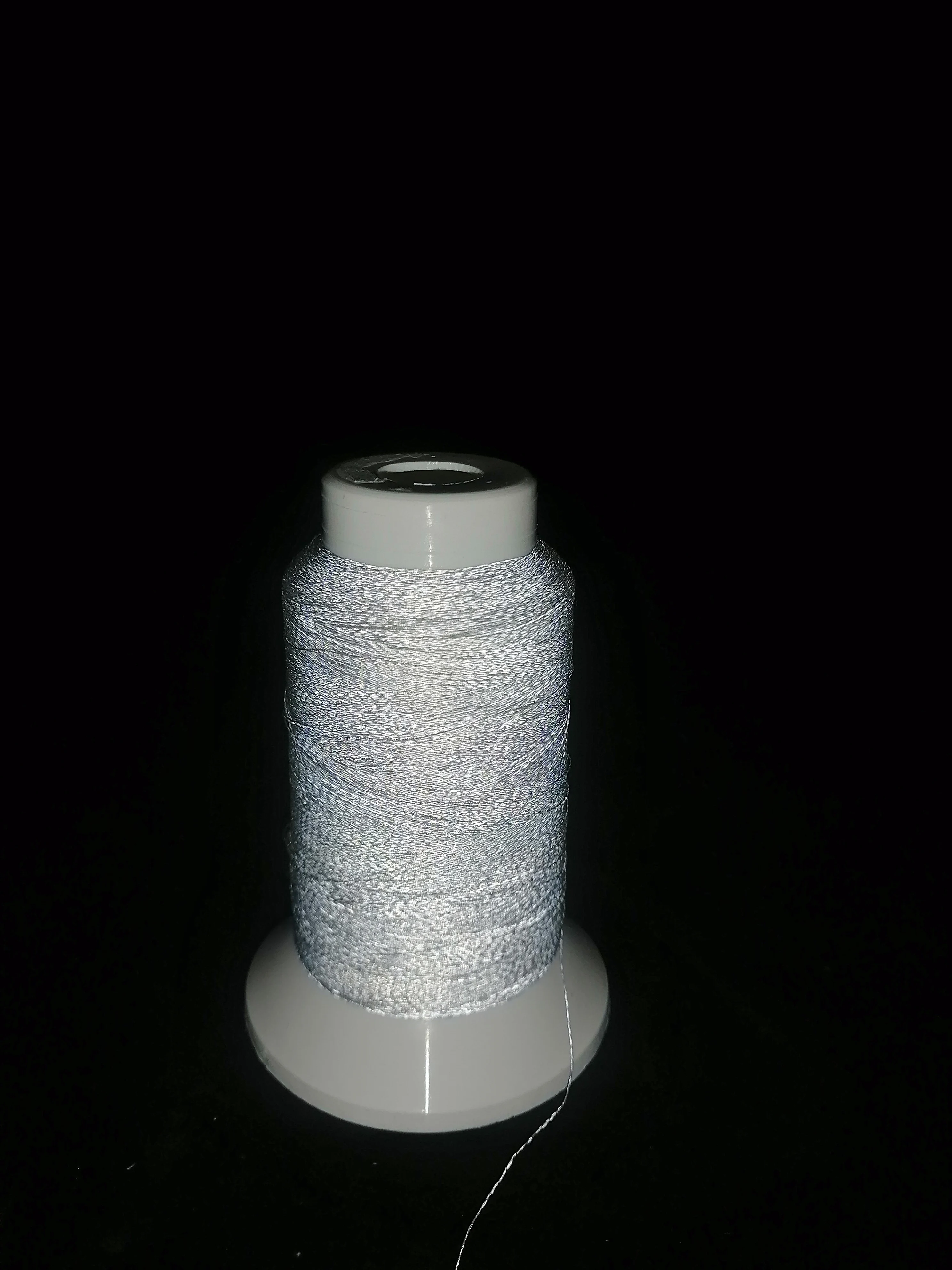 Промышленная вышивальная машина высокая яркость популярная блестящая в темноте Вышивальная нить для вышивания