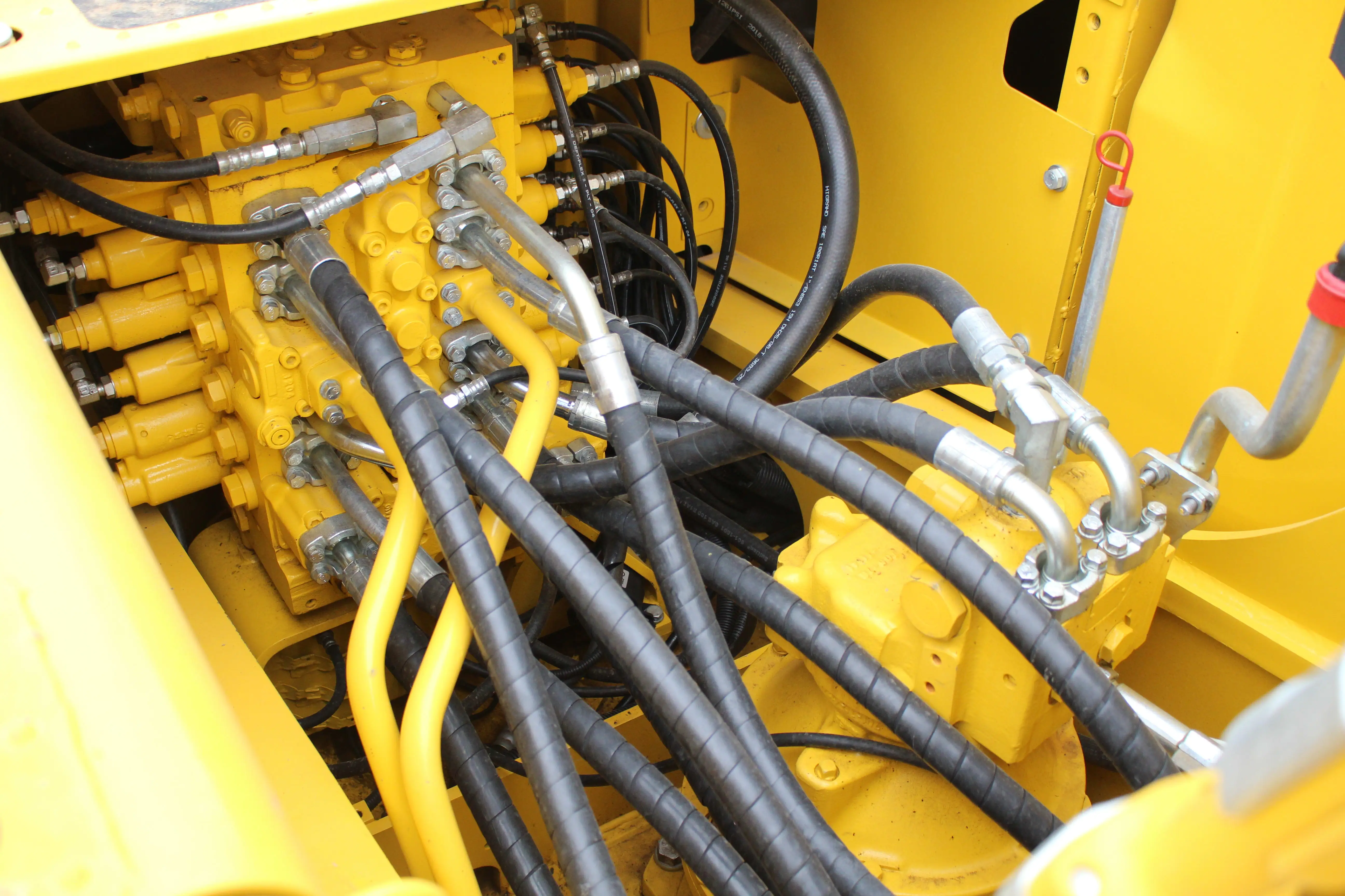 Sell best price komatsu pc200 in good condition and low hours machine second hand komatsu pc200