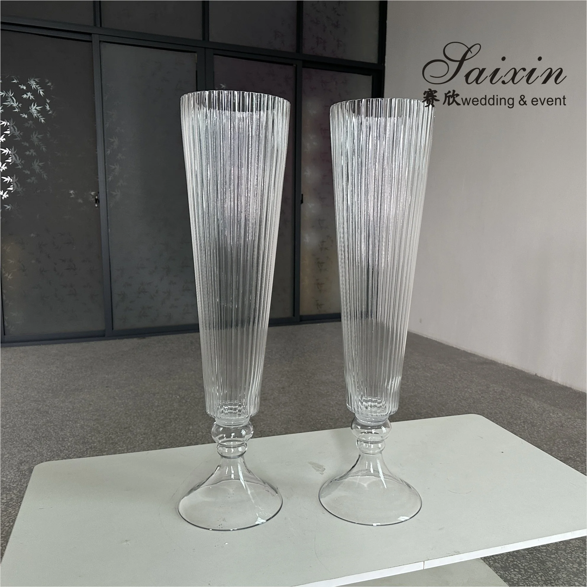 Saixin high quality ribbed decoration tall striped glass vase for wedding centerpieces