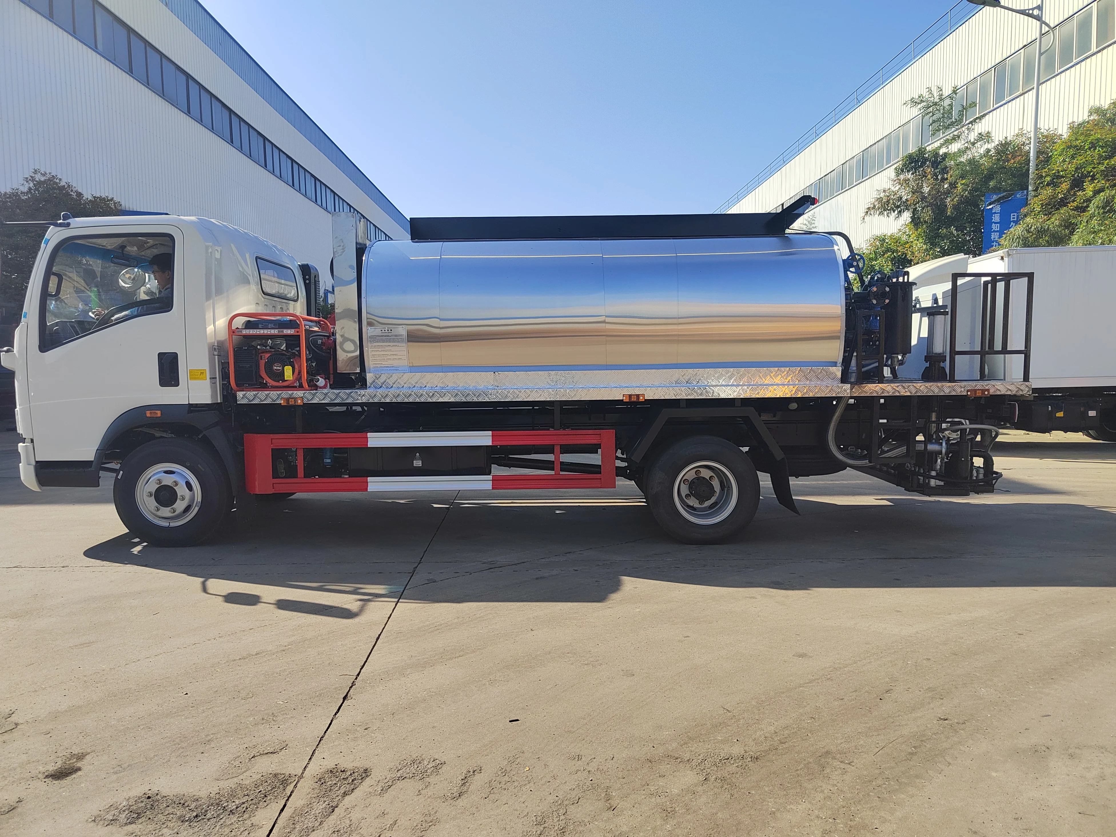 Низкая цена HOWO 4X2 6ton 8ton 10ton опрыскиватель транспортный автомобиль распределитель асфальта грузовик