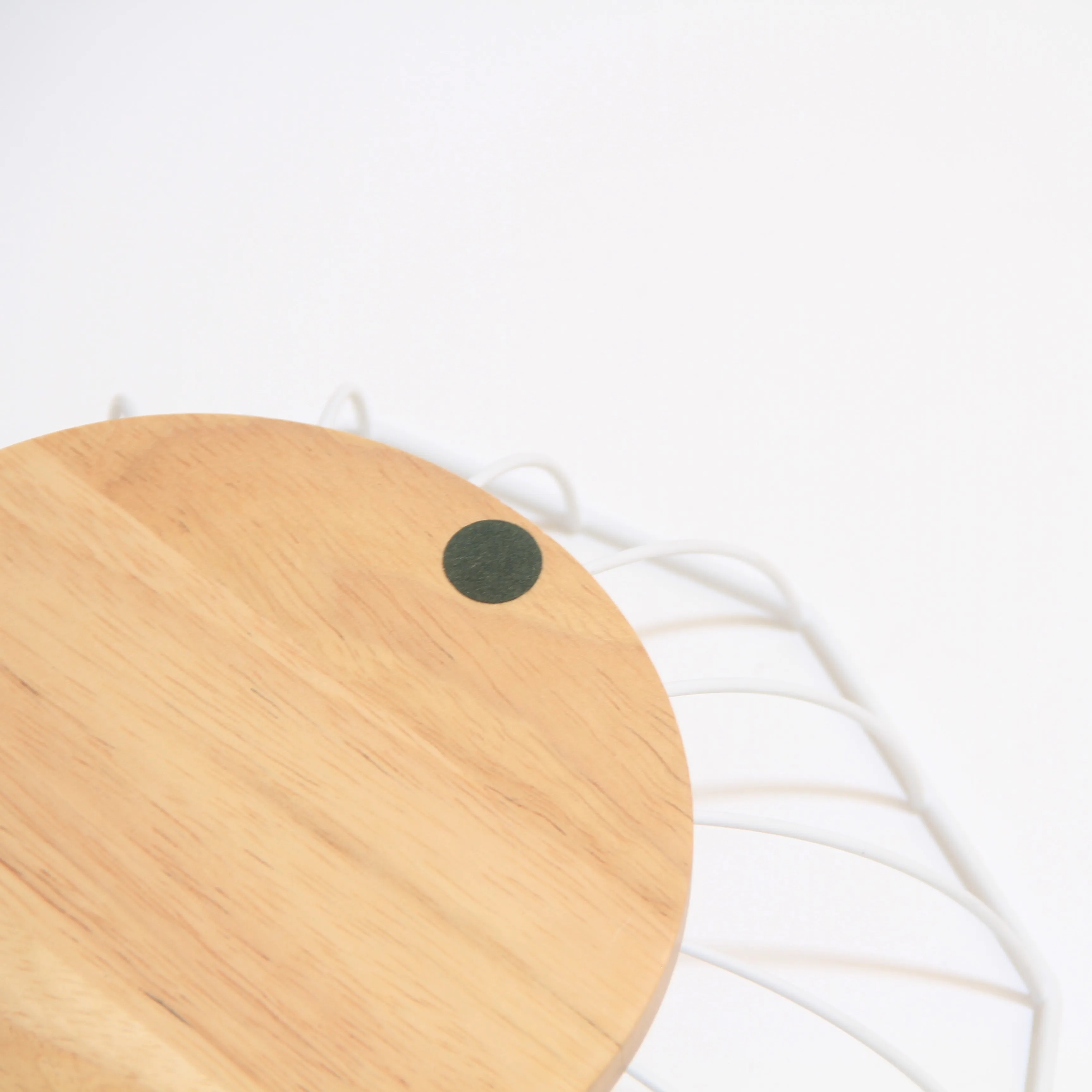 Round Iron Metal Mesh Wire Fruit Vegetable Basket With Wood On The Bottom kitchen organizer