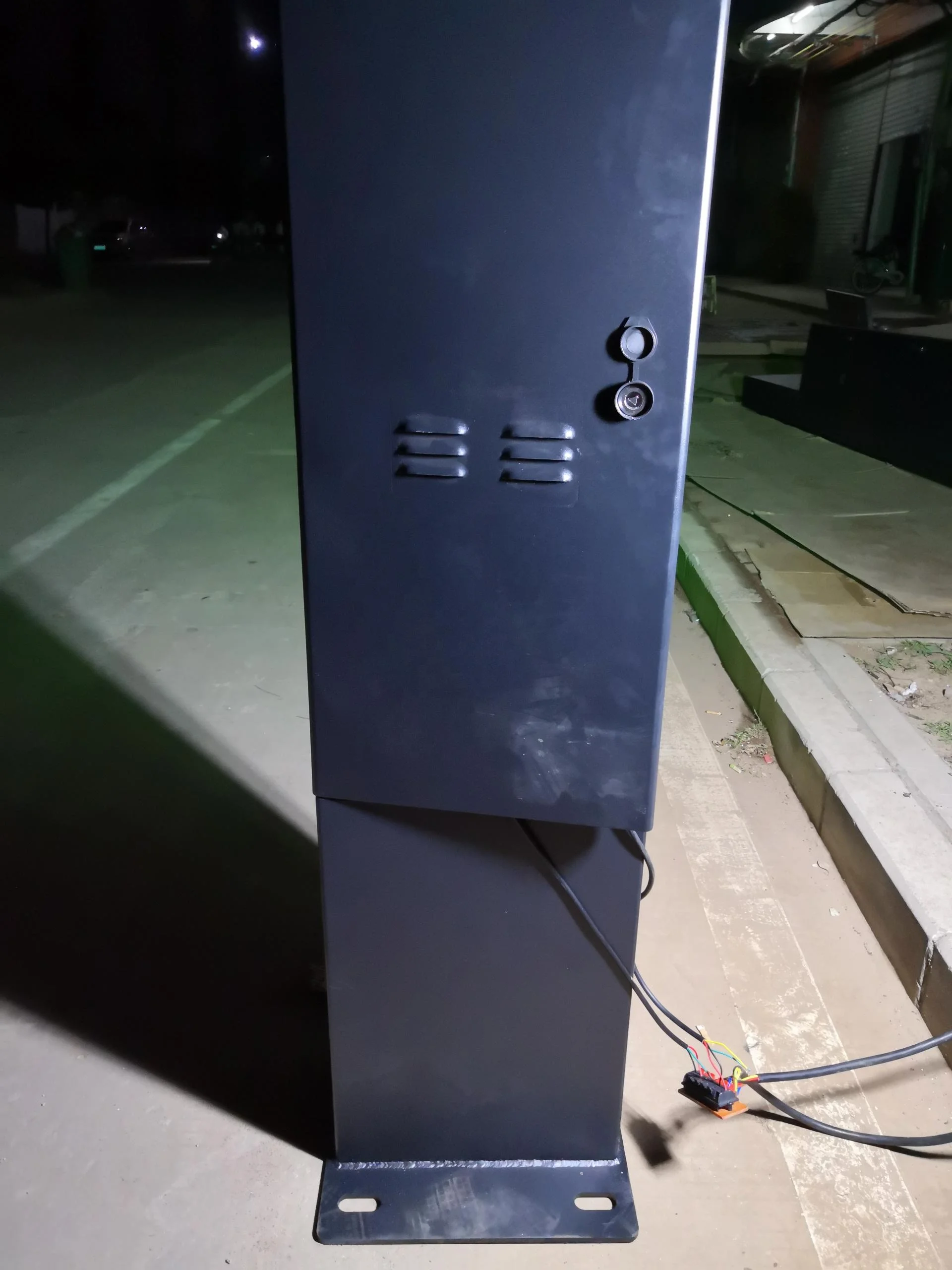 Intelligent pole pedestrian traffic light with countdown timer,pedestrian button and LED screen