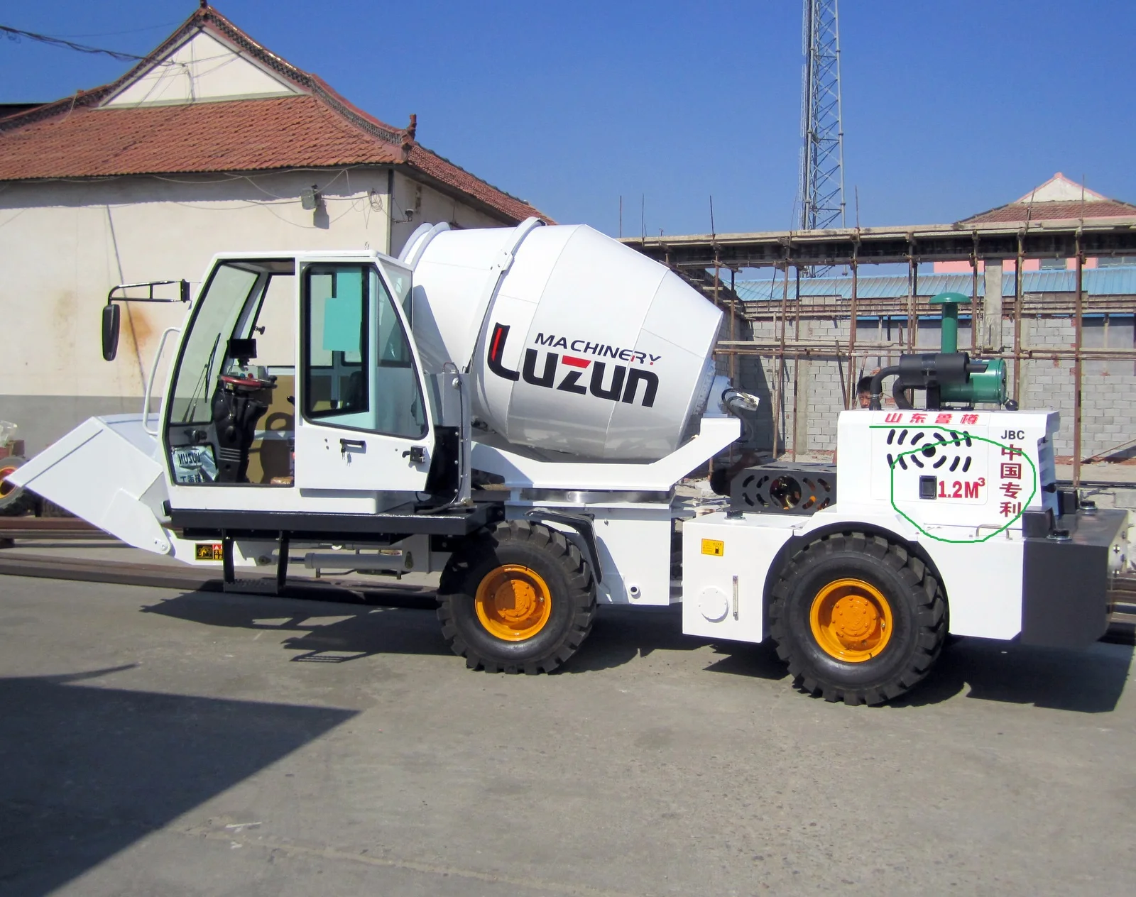 LUZUN original factory small mobile self loading concrete mixer truck 1cbm 1.3cbm