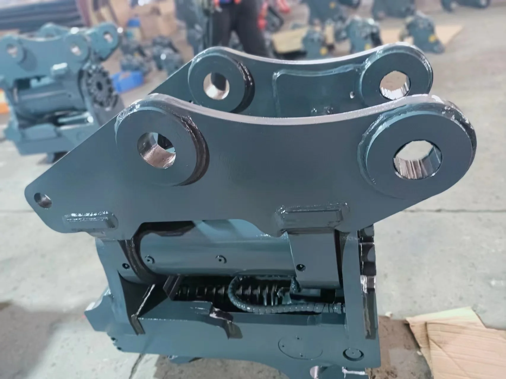 Hydraulic double locking quick hitch coupler tilting hitch for excavators