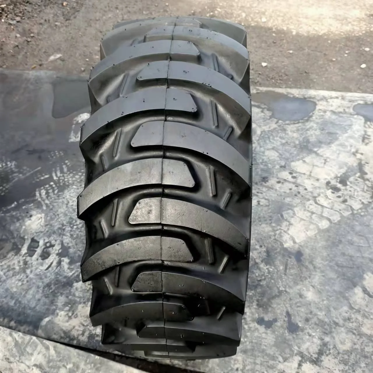 15-19.5NHS Skid steer loader tire vacuum tire herringbone pattern15-19.5