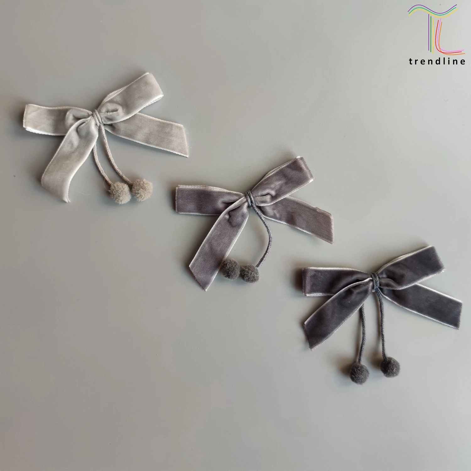 Белые черные серые банты с помпонами