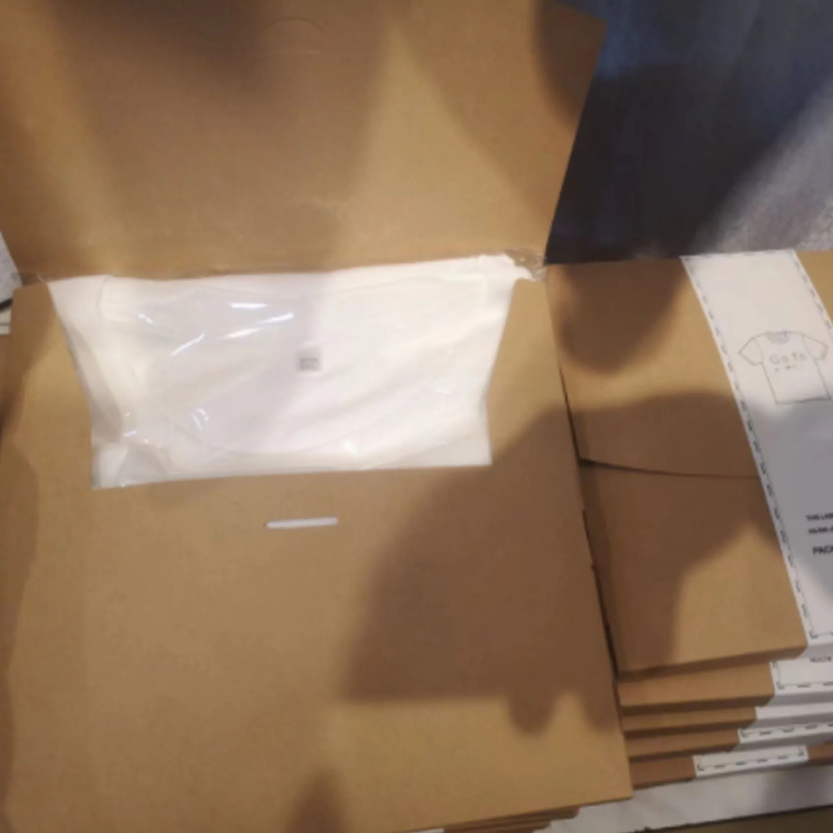 Custom Luxury Fashion Brown White Black T Shirt Kraft Envelope Box With Sleeve Band