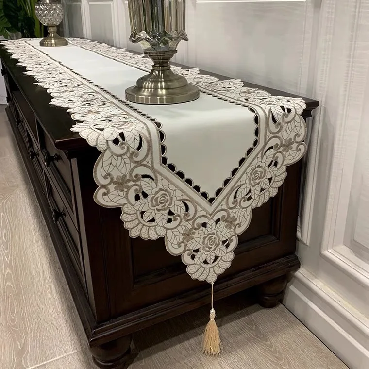 Factory Direct Sale Luxury White Color Embroidered Flower Polyester Beautiful Table Runner