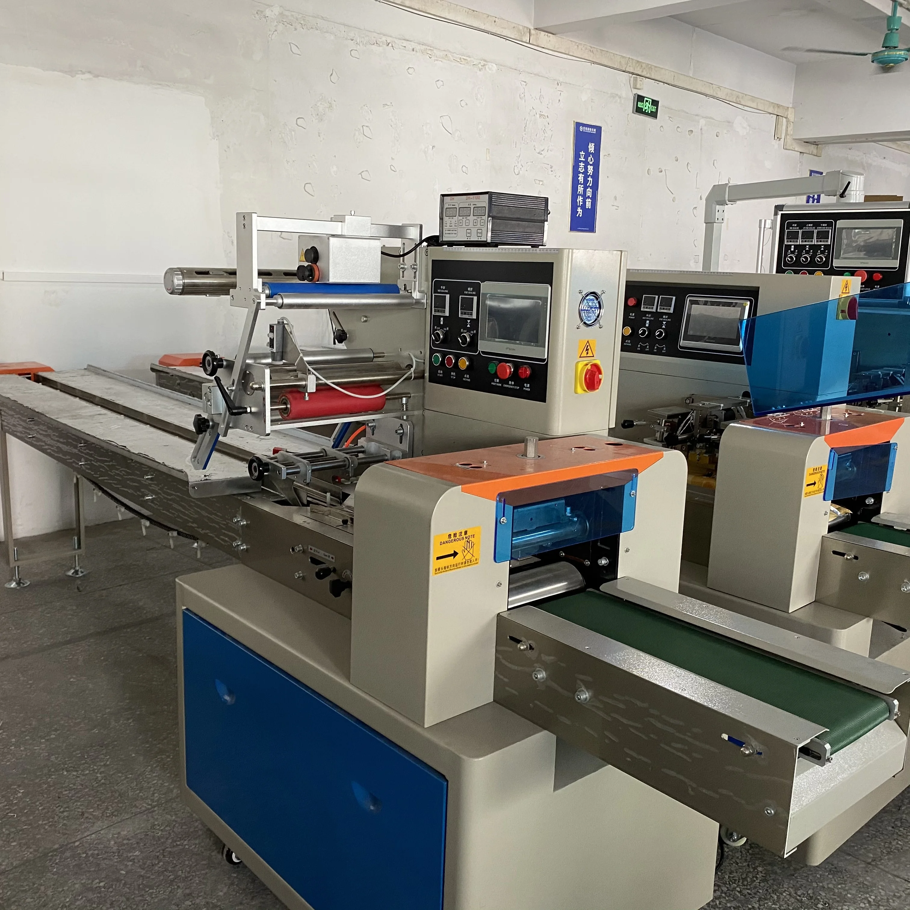 Customized Automatic Machine For Packing Chocolate  Solution Bread Food Cereal Bar Flow Wrapping Packaging Line