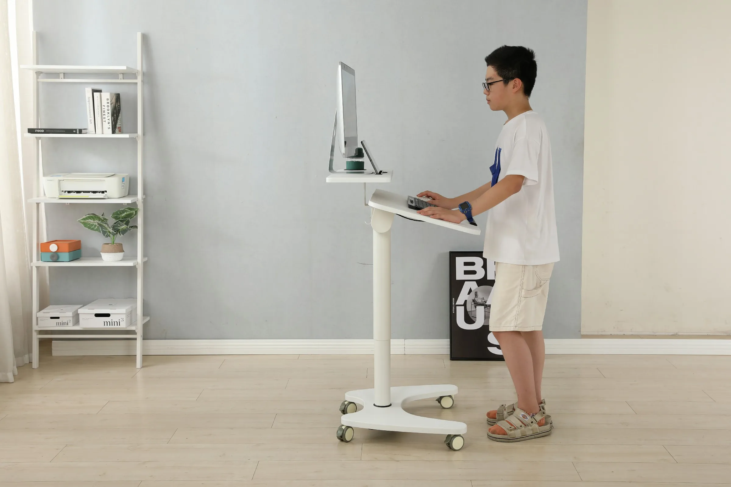 Pneumatic Gas Height Lifting Double Laptop Tray Standing Home Work Standing Movable Desk With Folding Desktop and Locking Wheels