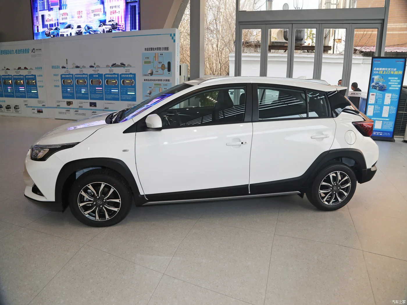 Кроссовер хэтчбек бензиновые автомобили T.oyota Y.aris L 2022 Zhixuan X 1.5L CVT Luxury PLUS Edition хорошее качество и низкая цена