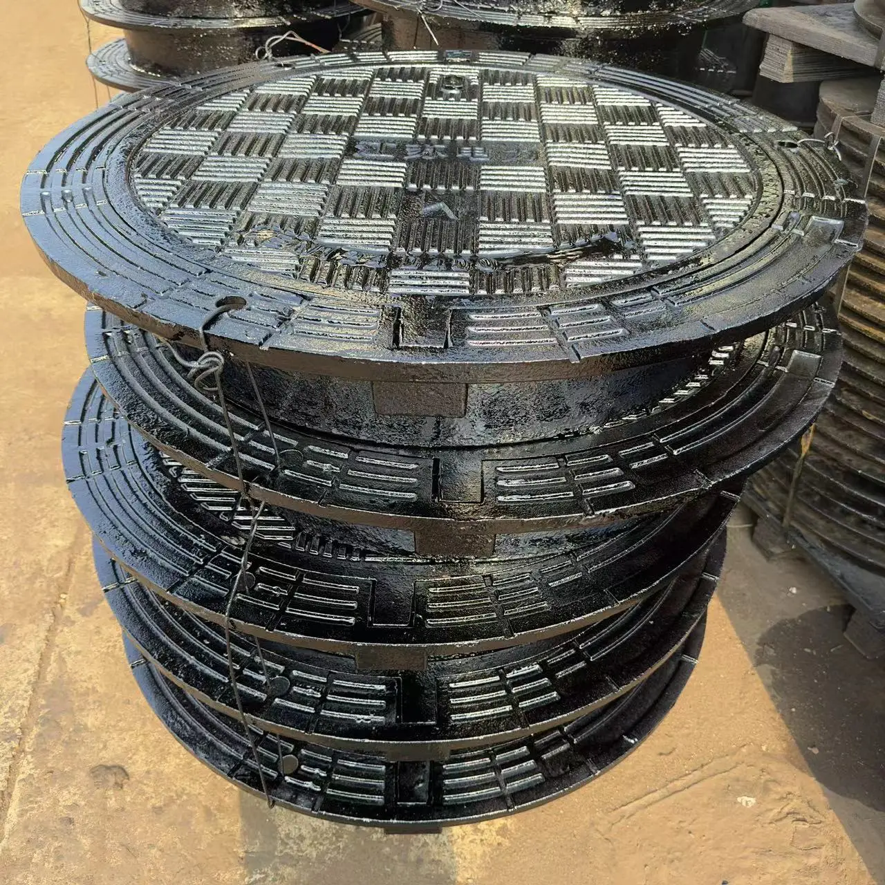 Custom supply of high quality black asphalt paint square EN124 ductile iron manhole covers