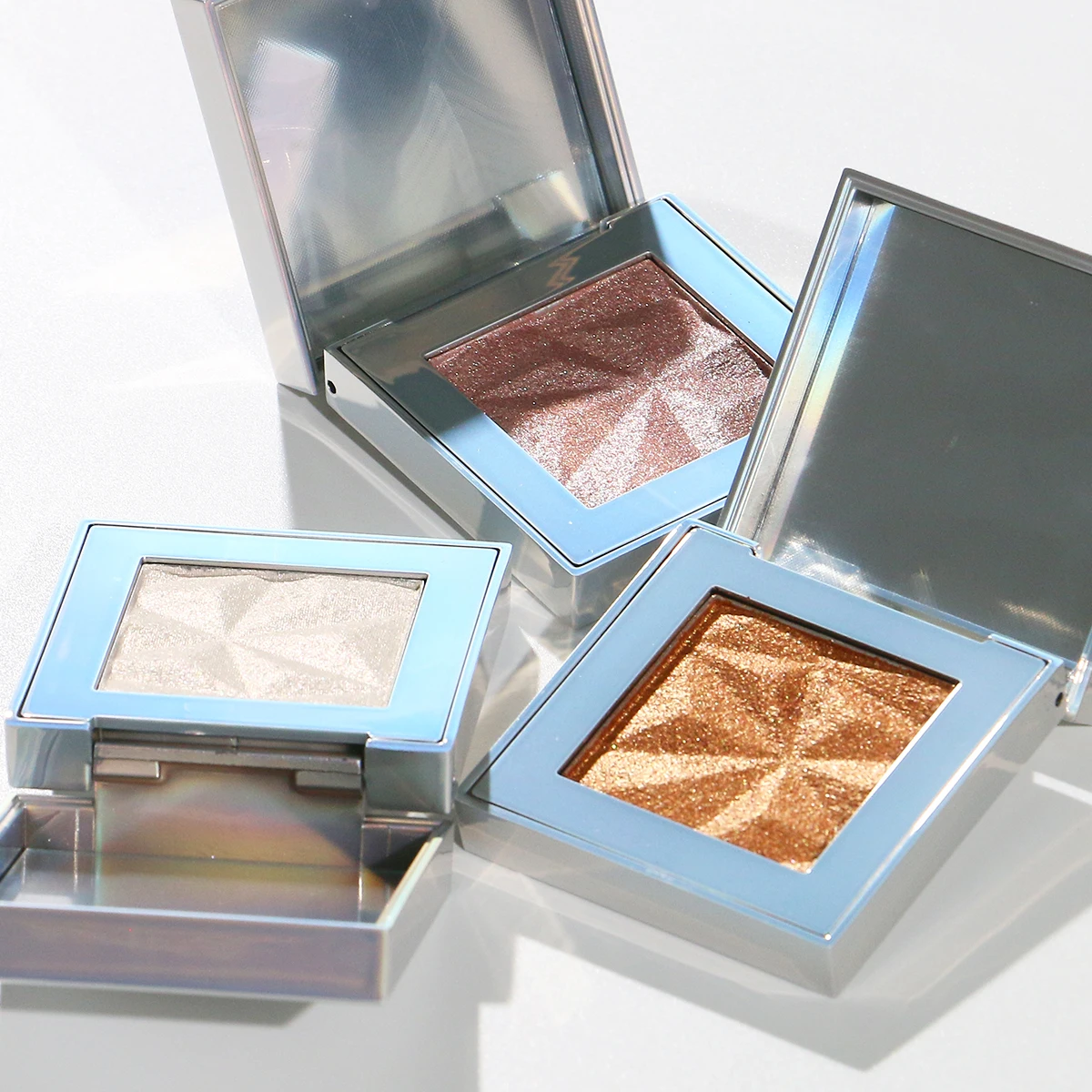 Hot Selling custom Vegan Glitter waterproof glitter 4 color glow palette Small quantity highlighter   make up Wholesale