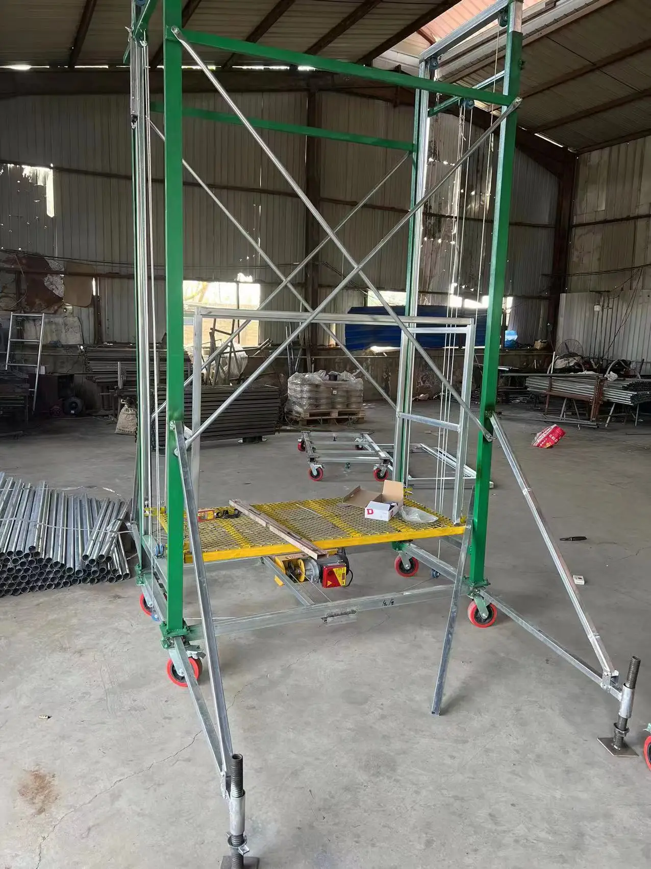Foldable 500kg small electric scaffolding hoist remote control mobile lifting platform