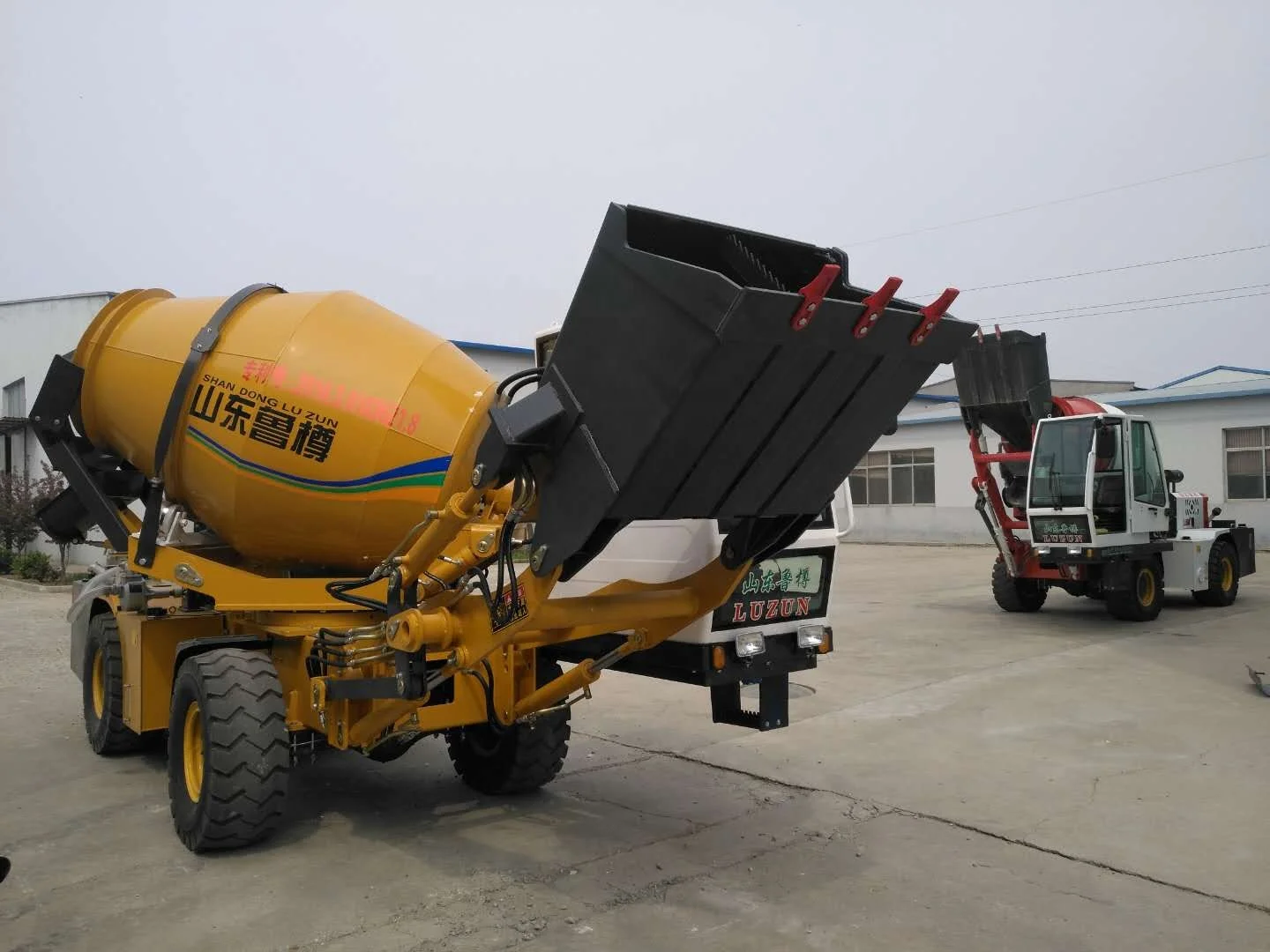 LUZUN 1M3 1.2M3 1.3M3 Self Loading Mobile Concrete Mixer Machine Price Self-loading Concrete Mixer Truck for Sale in Dubai