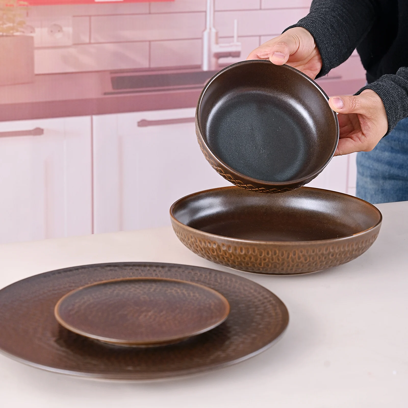 Matte Debossed Round Meteor Crater Design Lunar Surface Effect Reactive Metal Copper Hotel Dinner Plate Restaurant Dessert Plate