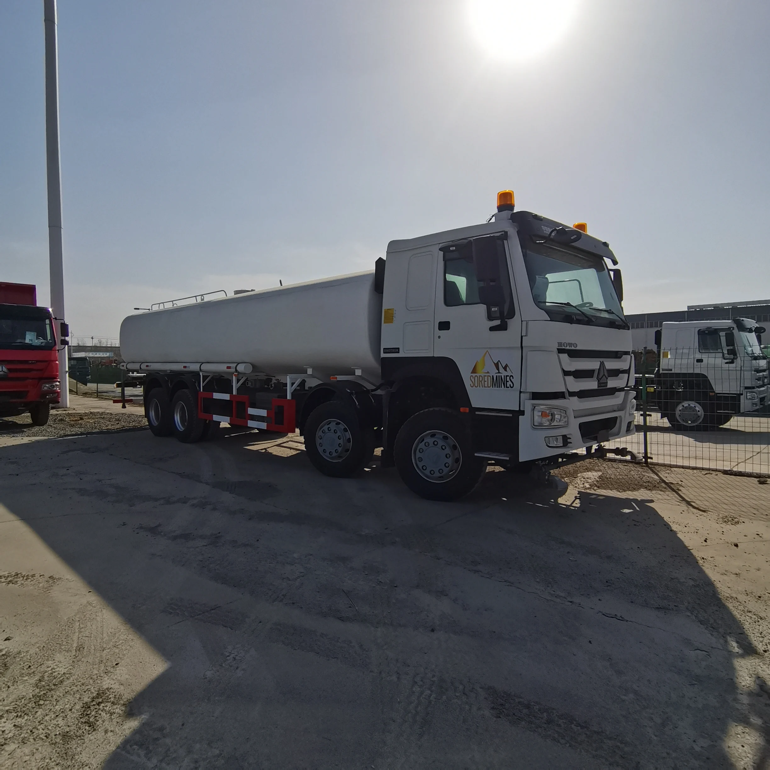 Хорошее качество новый грузовик Sino Howo 8x4 12 шин 30000L 35000L LHD распылитель воды Автоцистерна