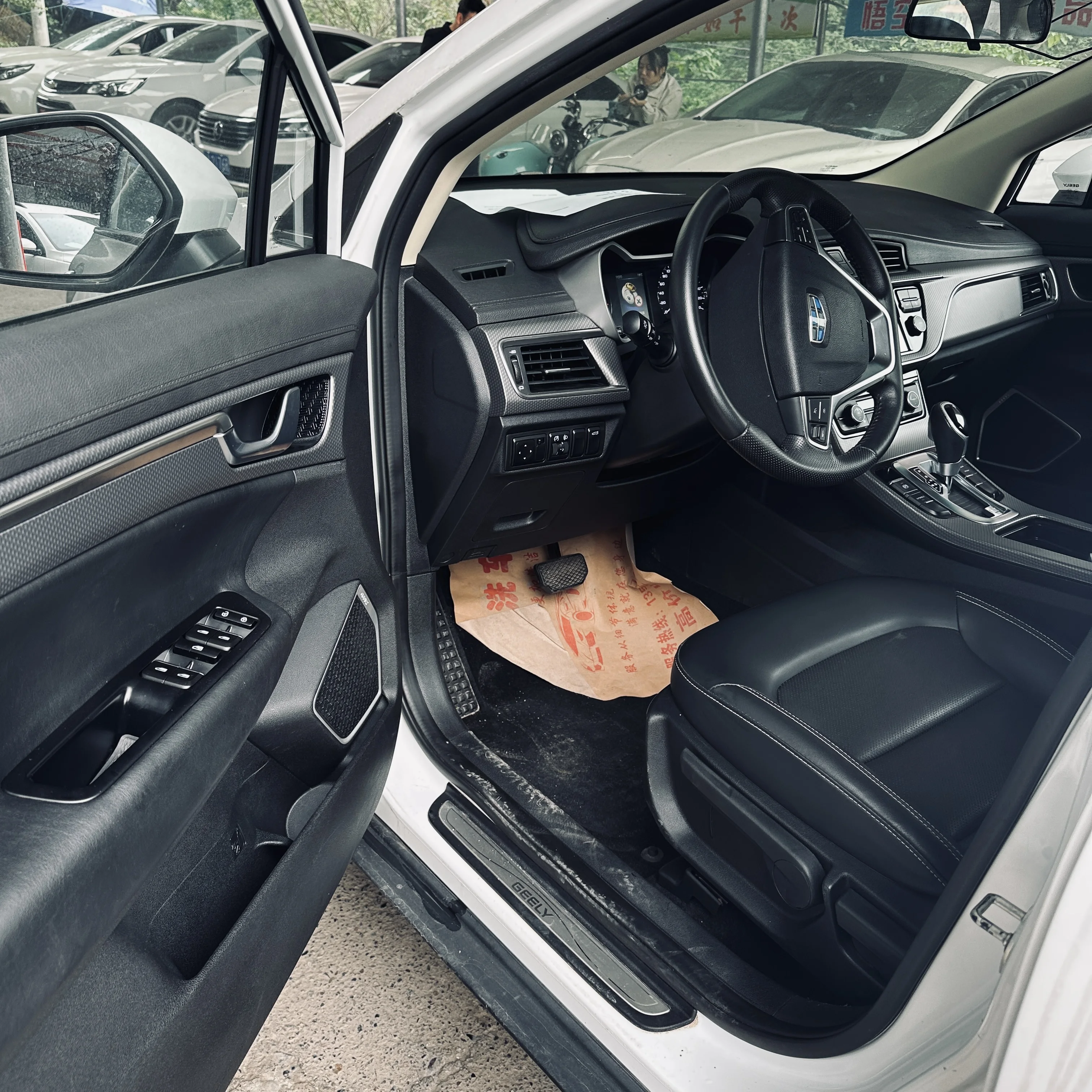 2023 Подержанный автомобиль в Китае Самая продаваемая модель Geely Emgrand 5-местный седан 1 5 л 8 бензиновый новые цены на