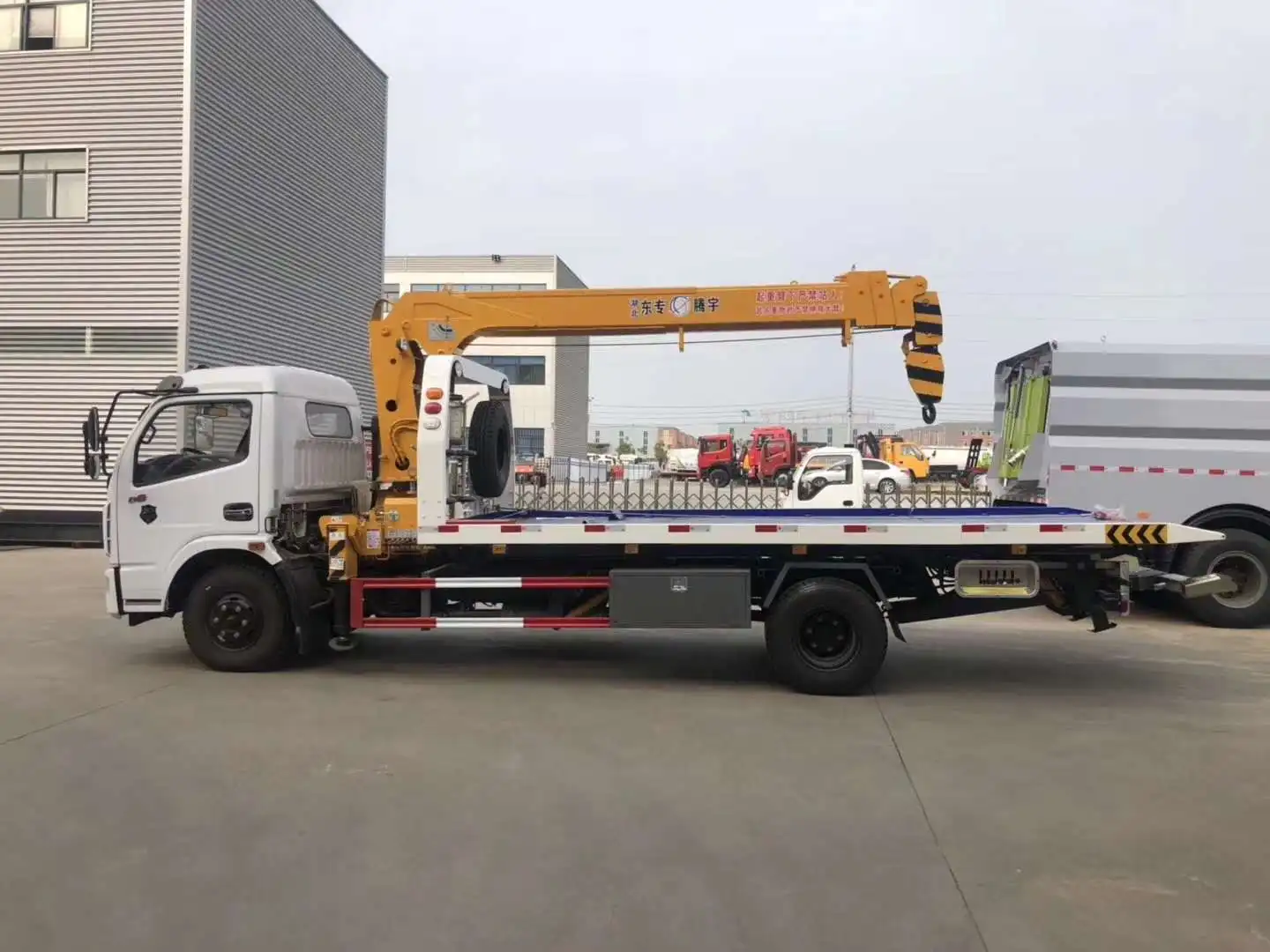 Dongfeng Duolika 5 тонн бортовые эвакуатор кран-манипулятор для продажи