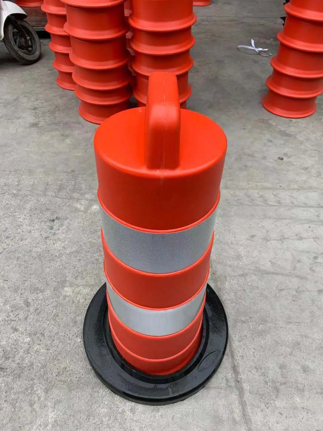 Rubber Basement 460*1100mm Dubai Reflective Plastic Traffic Barrel