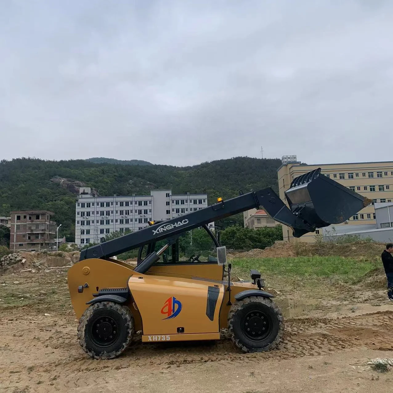 Xinghao EPA diesel engine telescopic handler with 13 metre boom heave 10ton load telescopic forklift 4WD telehandler