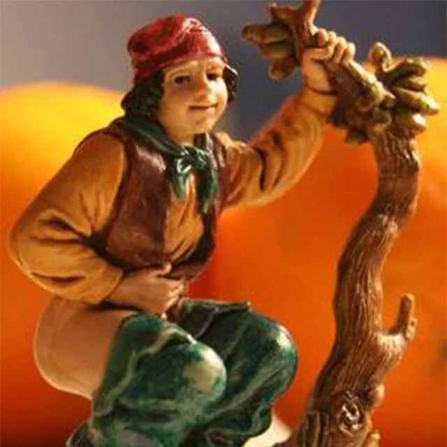 OEM custom hand made resin  traditional figurines decor caganer nativity scene Christmas figurines