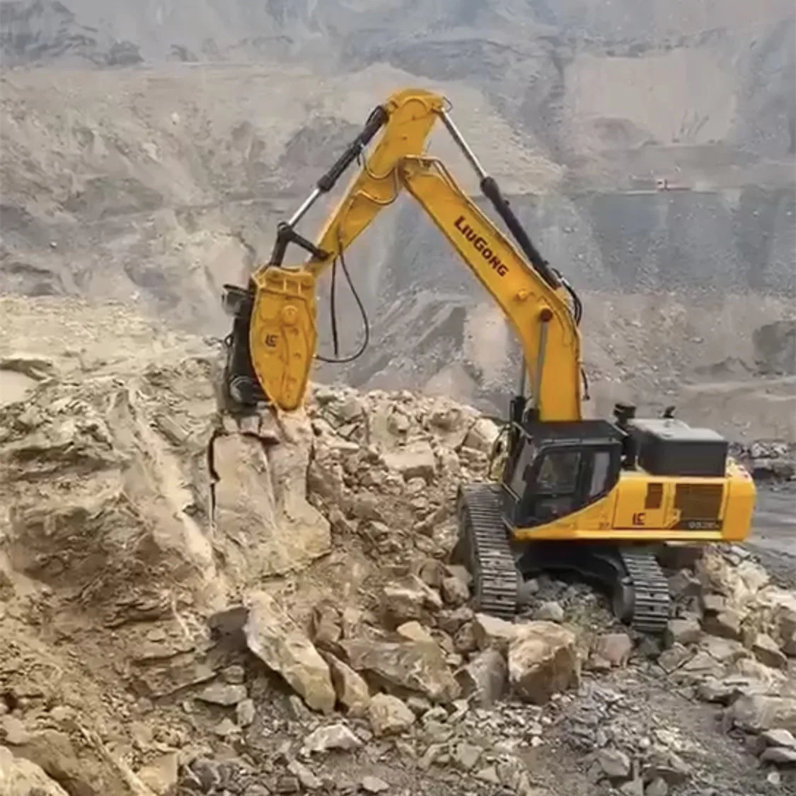 XCENTRIC RIPPER - impact ripper for excavators