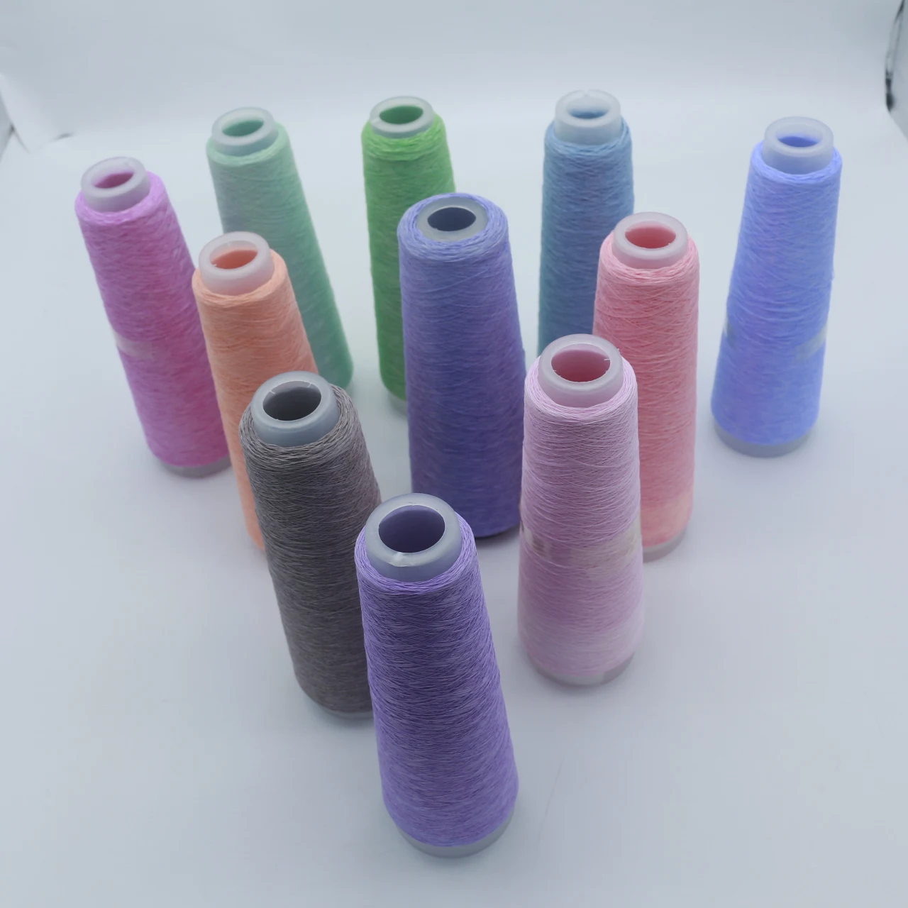 100% recycled polyester Color changes with temperature christmas Eco-friendly materials Innovative Thermal color-changing yarn