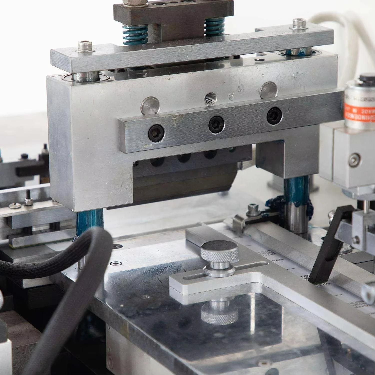 Automatic Hot and Cold Woven Label Cut and Fold Machine for Satin Ribbon, Polyester Taffeta, Cotton Label JZ-2817