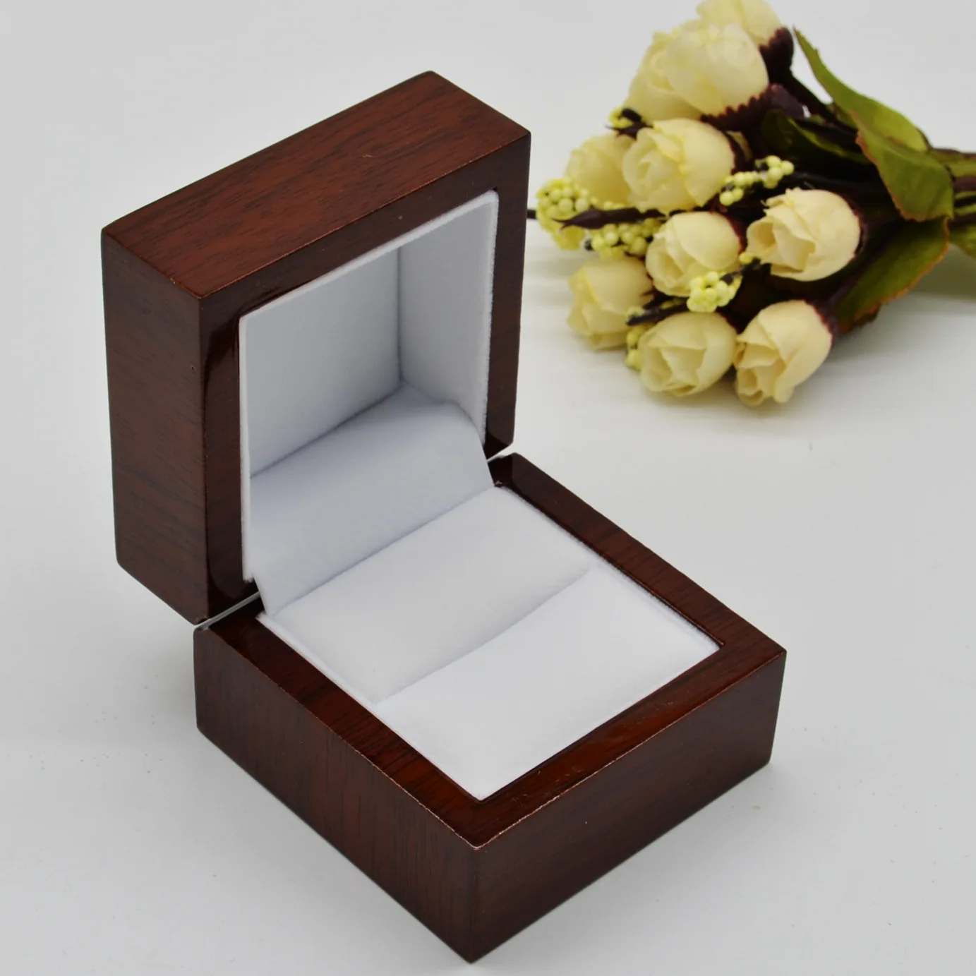 Wholesale bright paint wooden ring jewelry storage high-end jewelry box simple flip-top wooden ring box