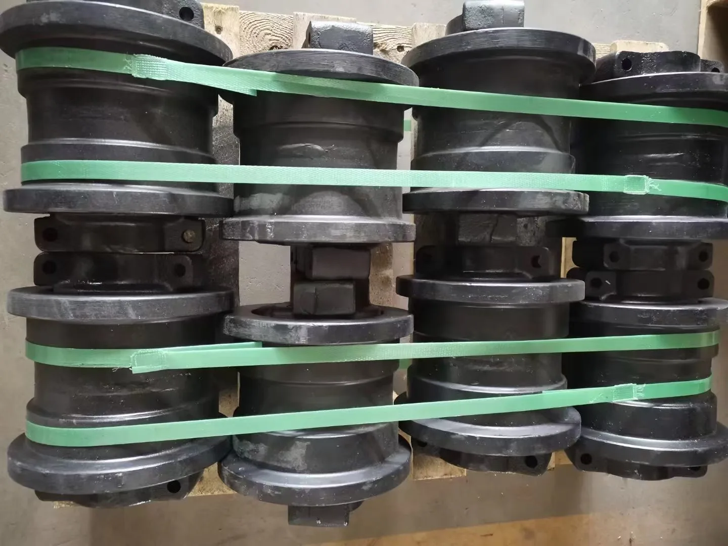 Fast delivery  Track Rollers Spare Parts Track Roller Bottom Roller Customization For Asphalt Paver