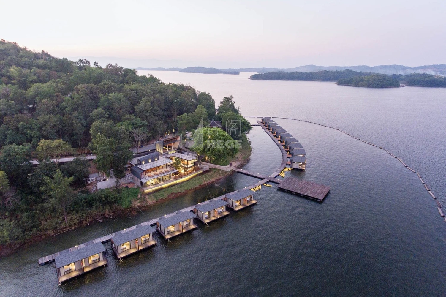 Low Cost Prefabricated Wood Houses Overwater Resort Houseboat Convenient For Swimming
