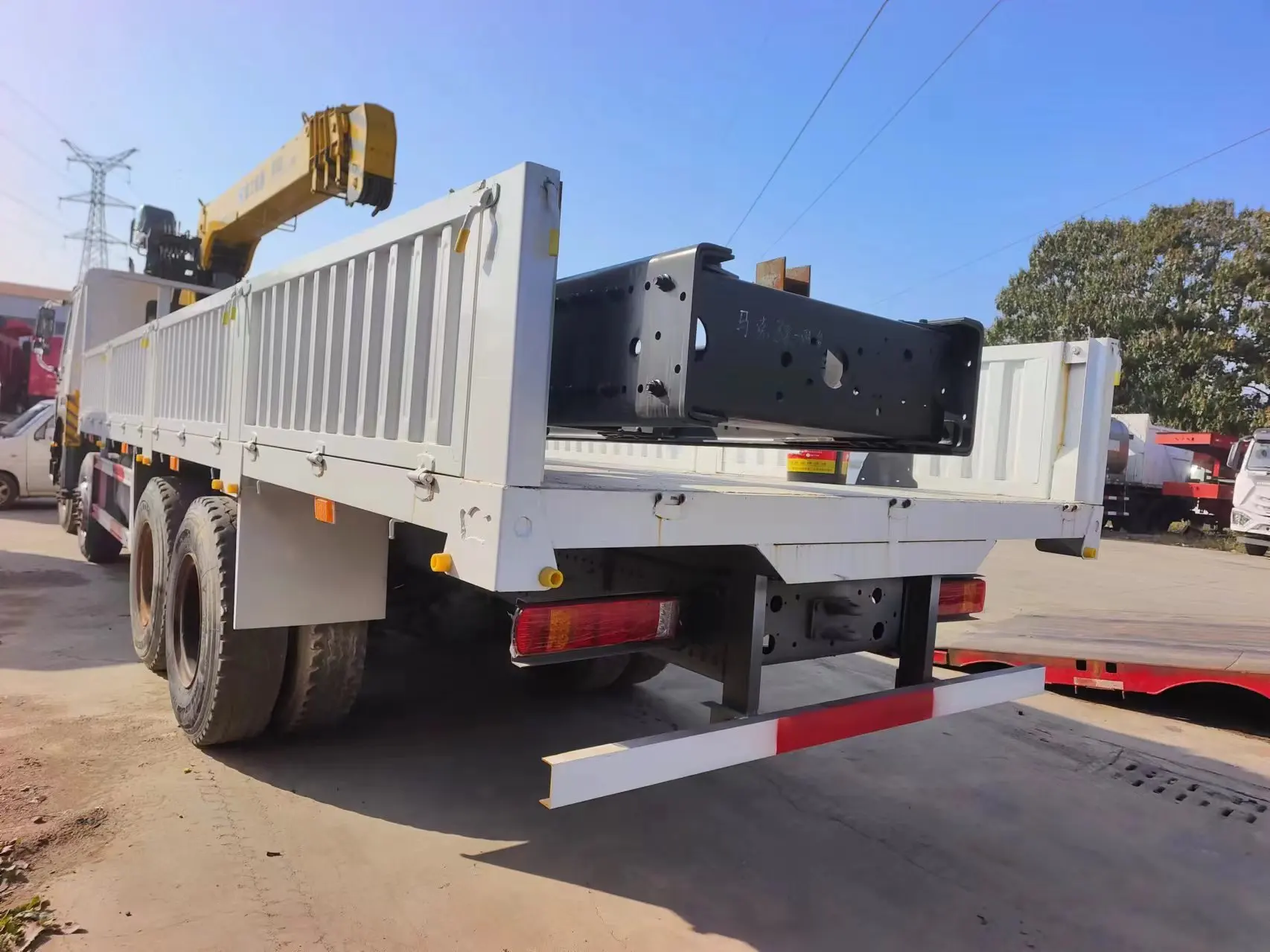 The used SINOTRUK diesel 8X4 6 Ton 8 Ton 12 Ton telescopic boom truck mounted crane trucks is in good condition for HOWO