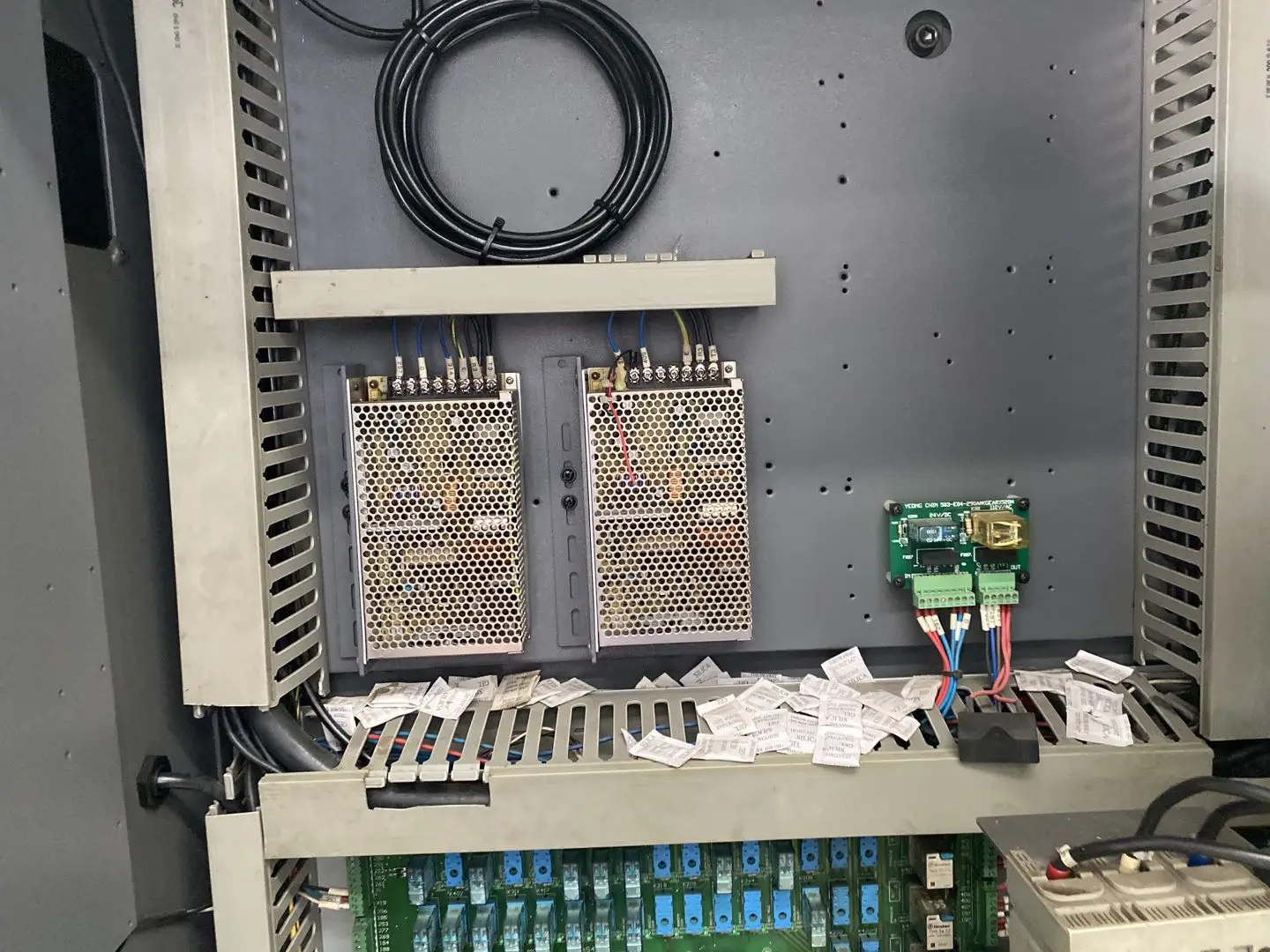  Секундной стрелки 3 оси YCM-MV86A 850 тайваньского бренда CNC Вертикальный центр