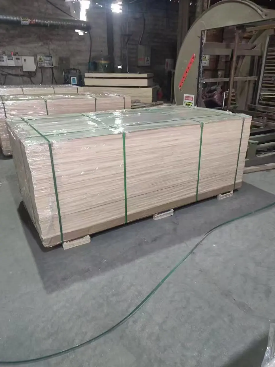Factory wholesale Radiata pine wood 4*8 feet 12mm/ 15mm/ 18mm/ 22mm Finger Jointed board Radiata pine wood board