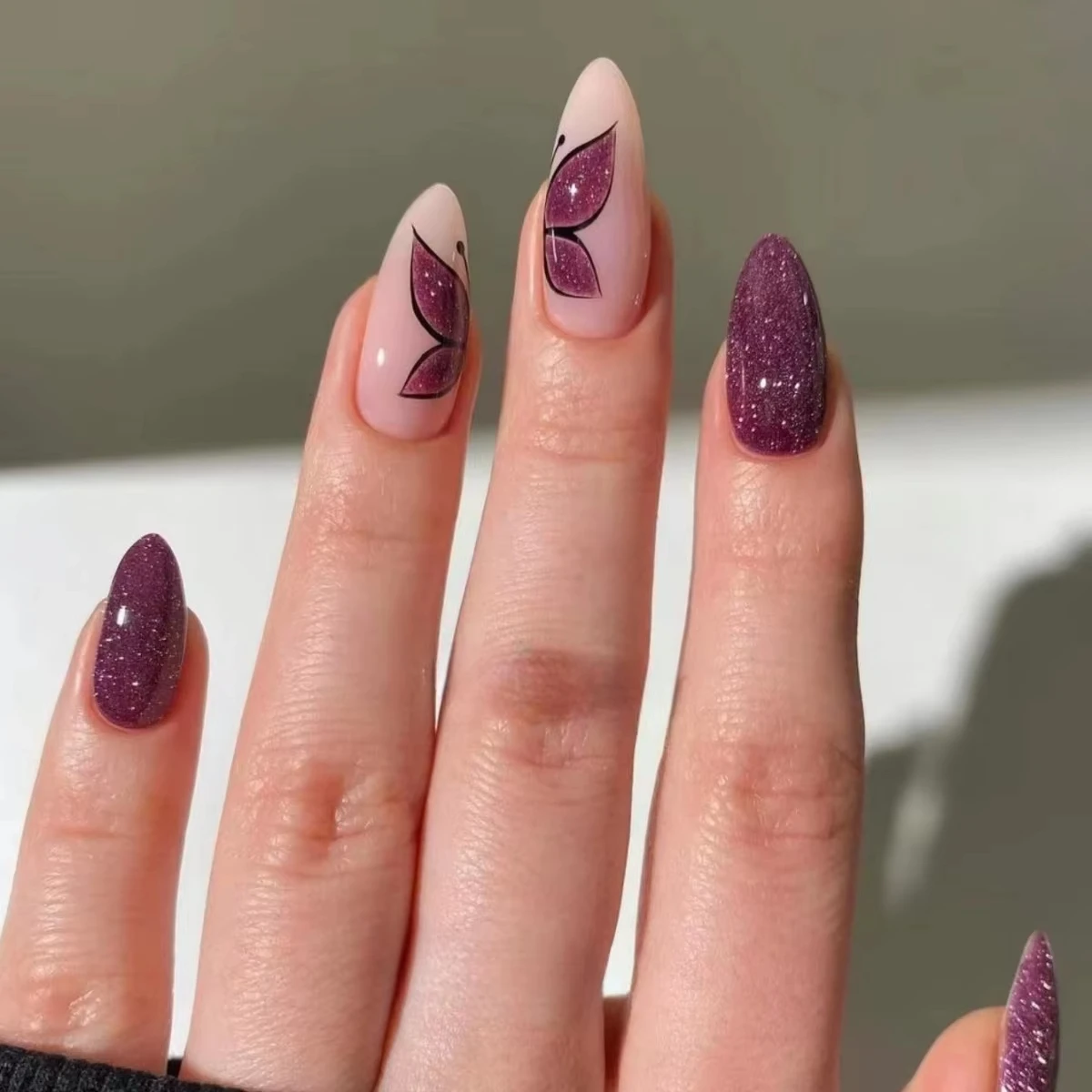 High-quality French style artificial nails pressed in  nail salons using popular nail art design girls