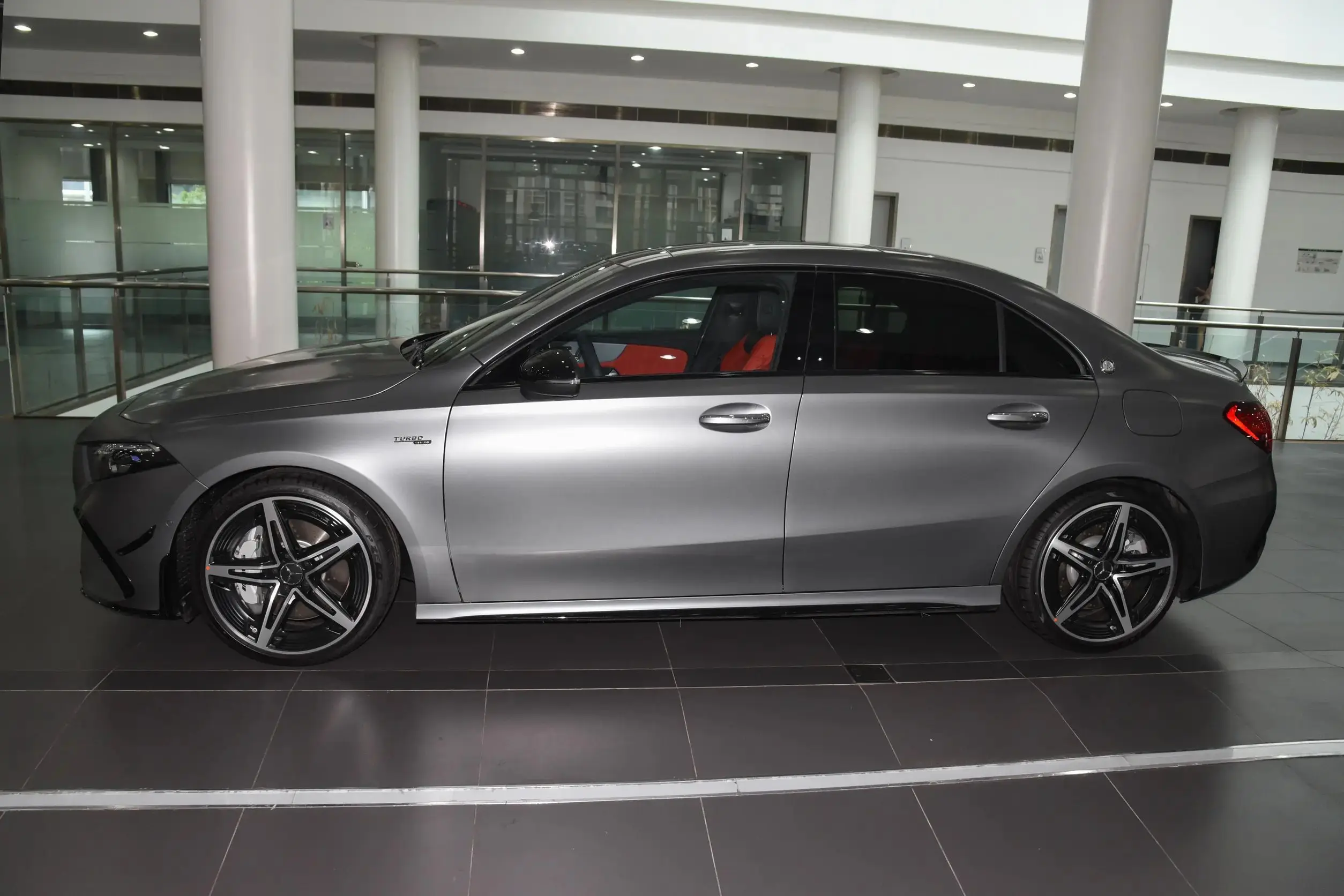 Новый Mercedes-Ben-z A-Class AMG MHEV седан 35 L 4MATIC 48V 306hp L4 высокоскоростной 4-дверный 5-местный мягкий гибридный автомобиль 250 км/ч