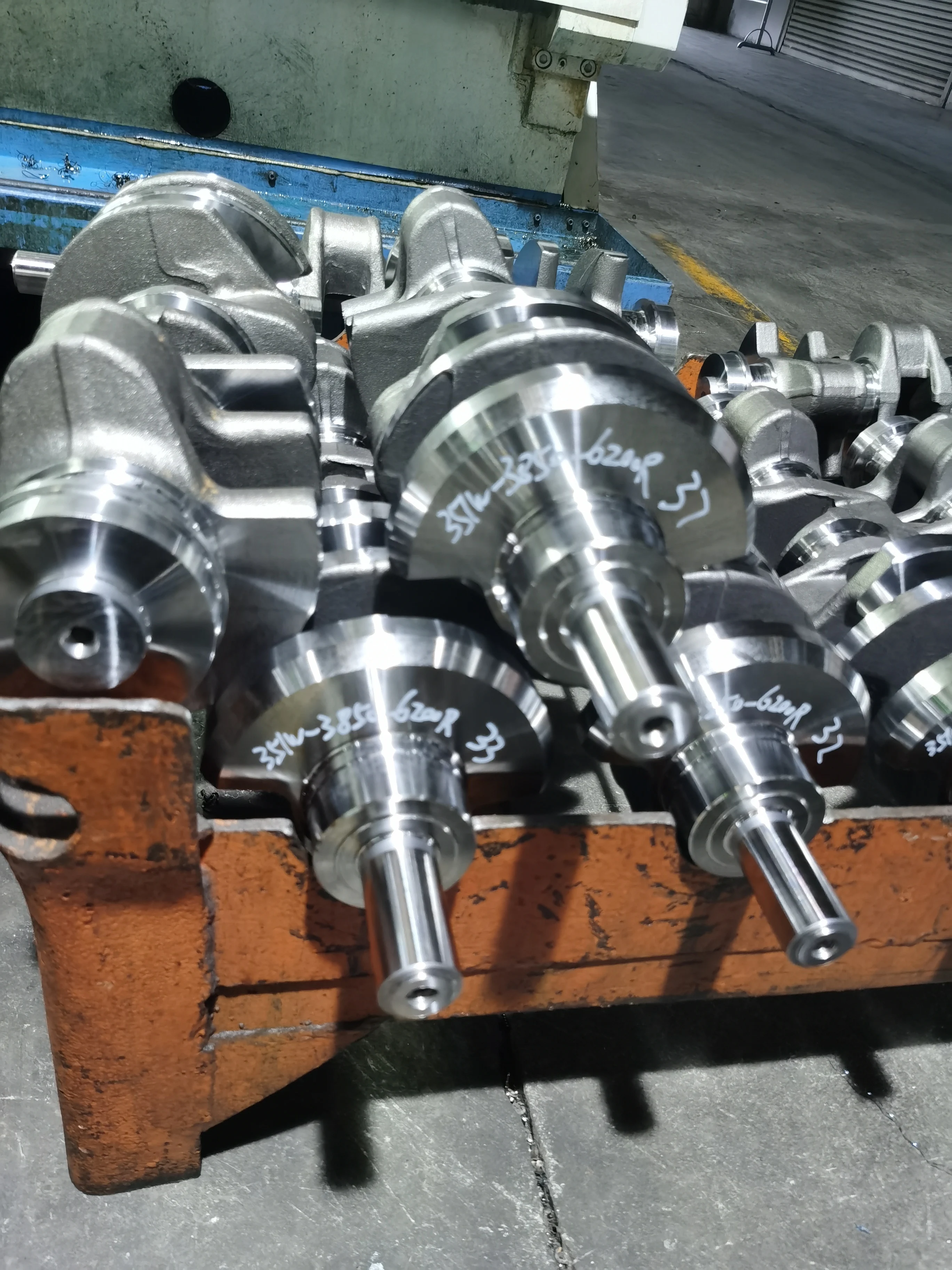 Diesel Engine Spare Parts 03L105021 Crankshaft for V-W- 2.0 Amarok