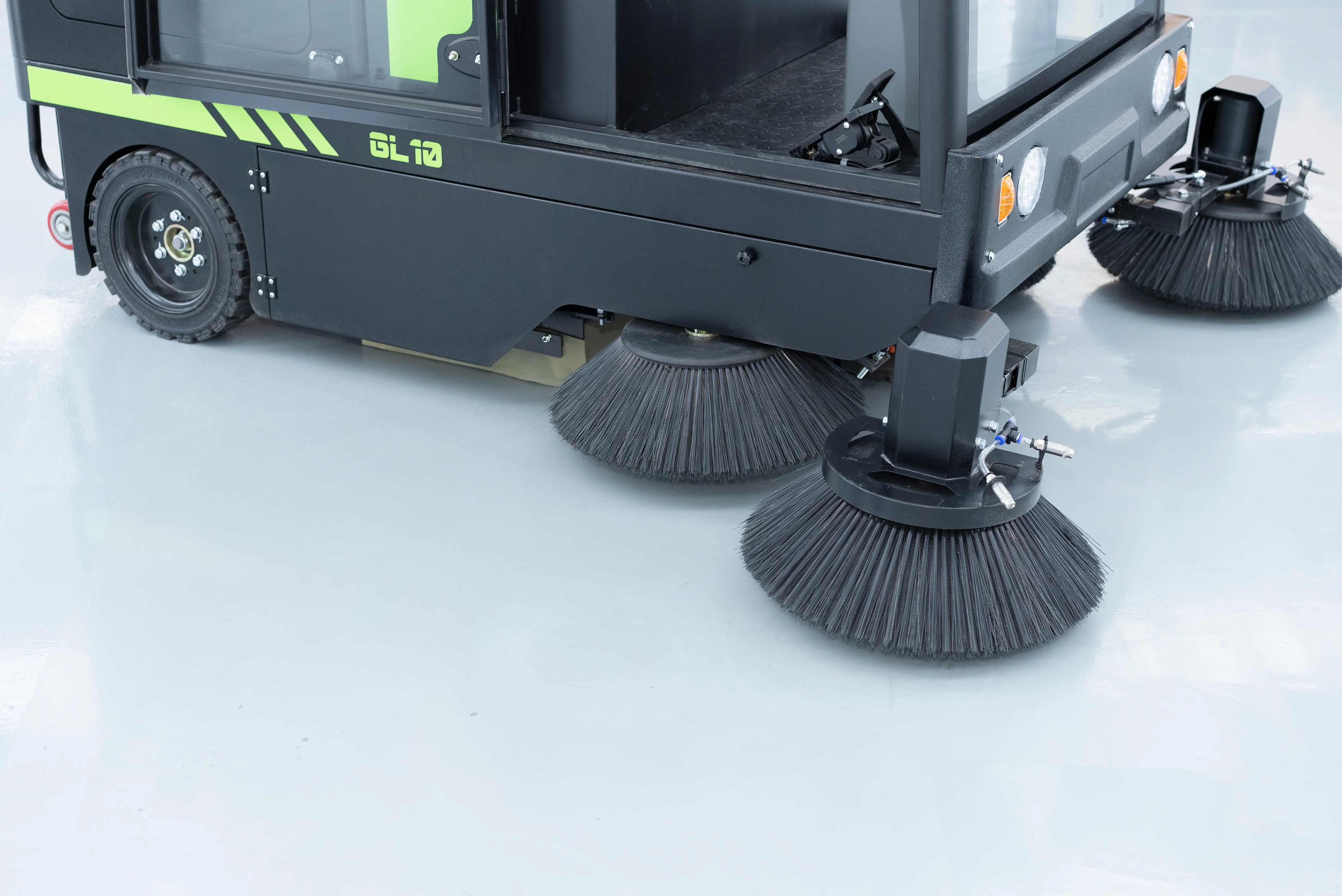 Cheap price mobile street sweeper machine electric sweeper brushes ride on road sweeper