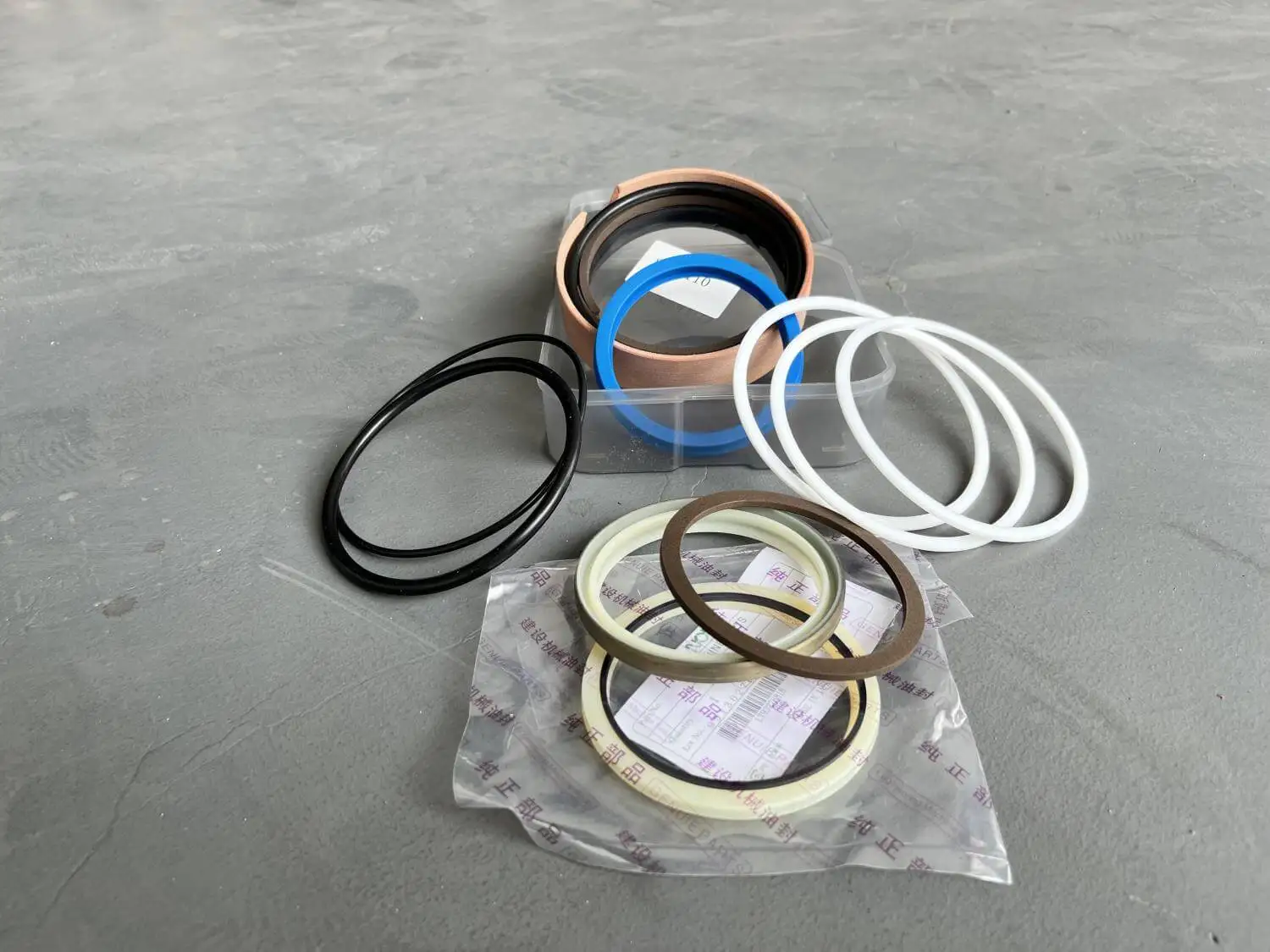 Oil seal kits for excavator bucket cylinders Komatsu Hitachi Excavators Excavator Hydraulic Pump Motor Oil Seal Kits.