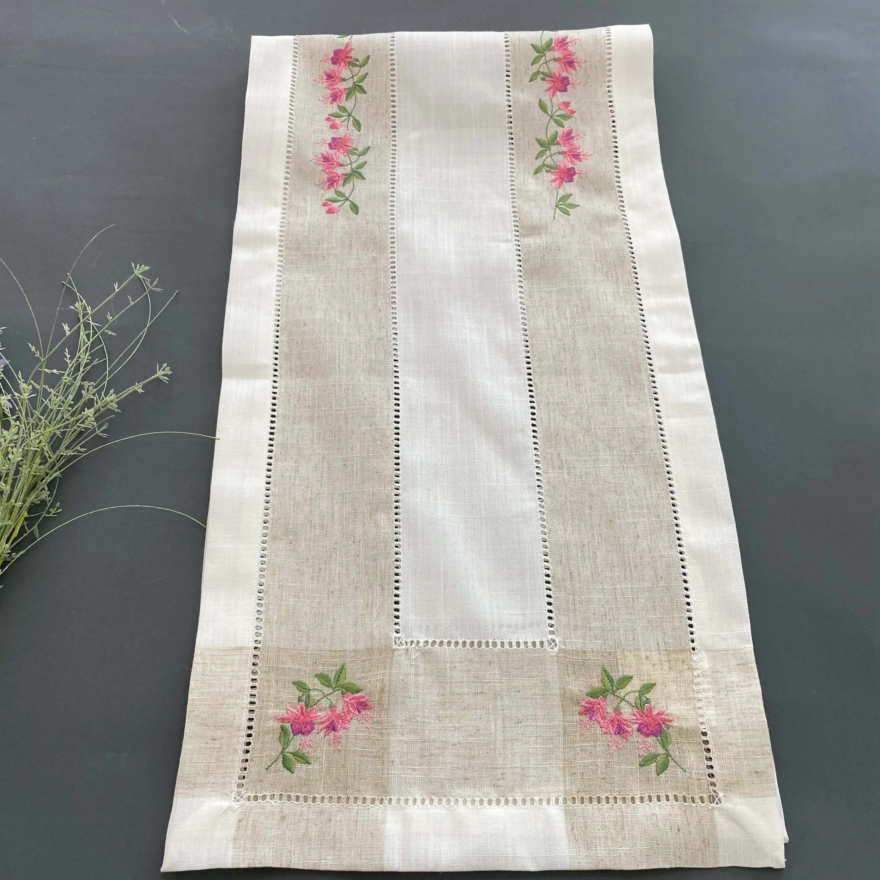 Wholesale embroidery tablecloth table runner