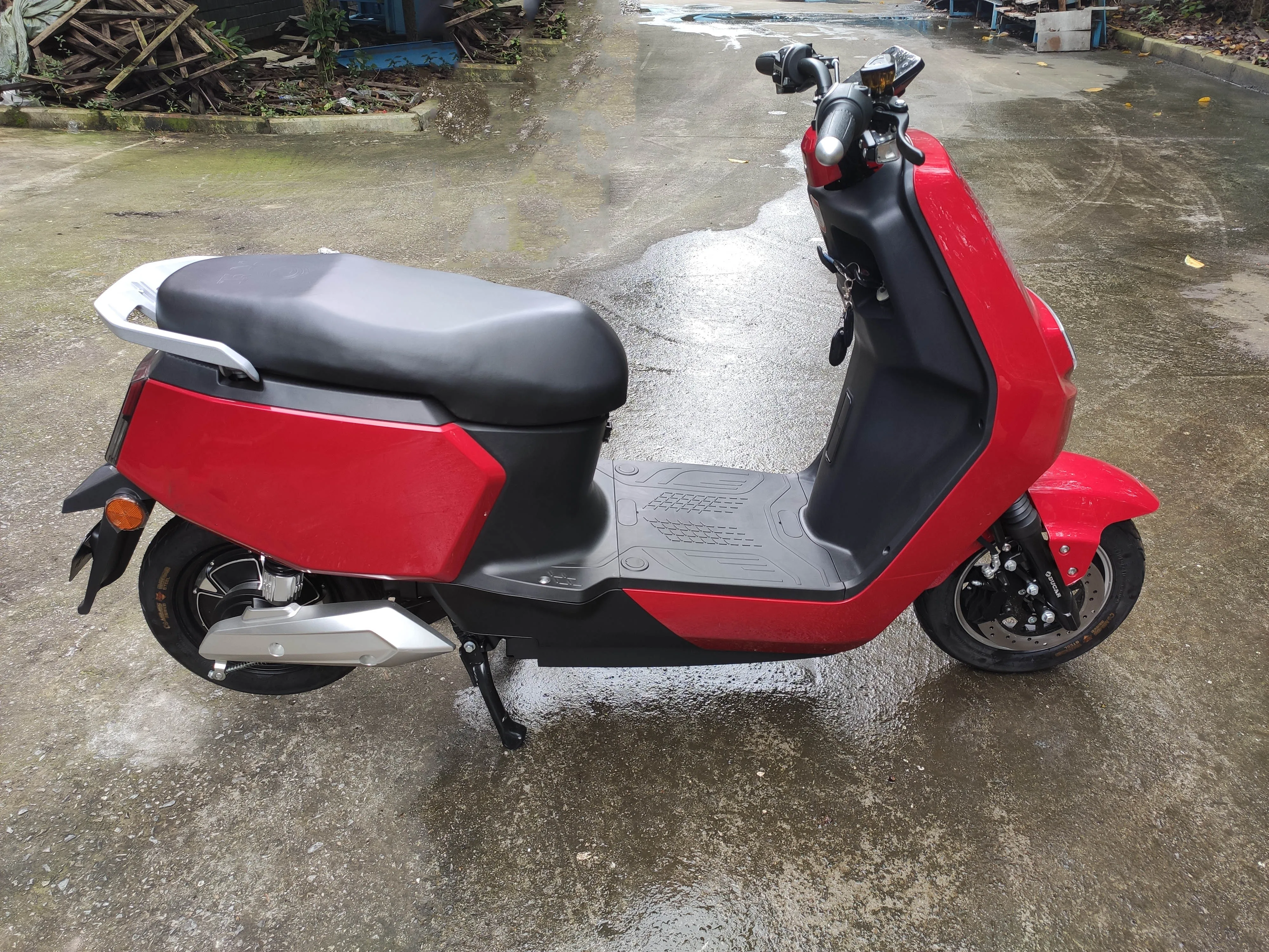 
A Hot Seller of Cheap Electric Two-wheelers 1200W Electric Motor Disc Brake 2 Persons 40 - 60km/h 72v/20-30ah Brushless 3.00-10 