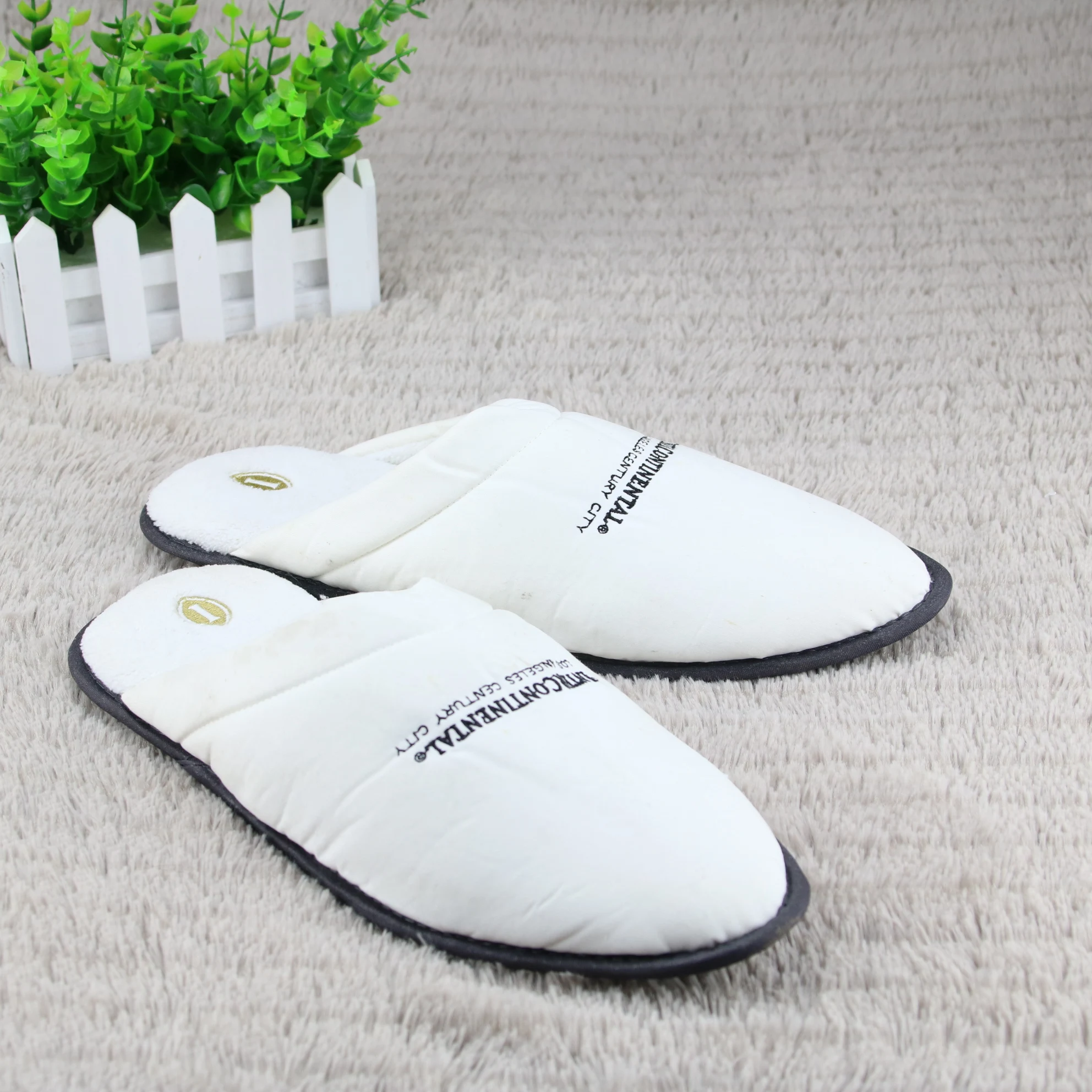 luxury  white custom style  slipper for custom hotel guest slippers