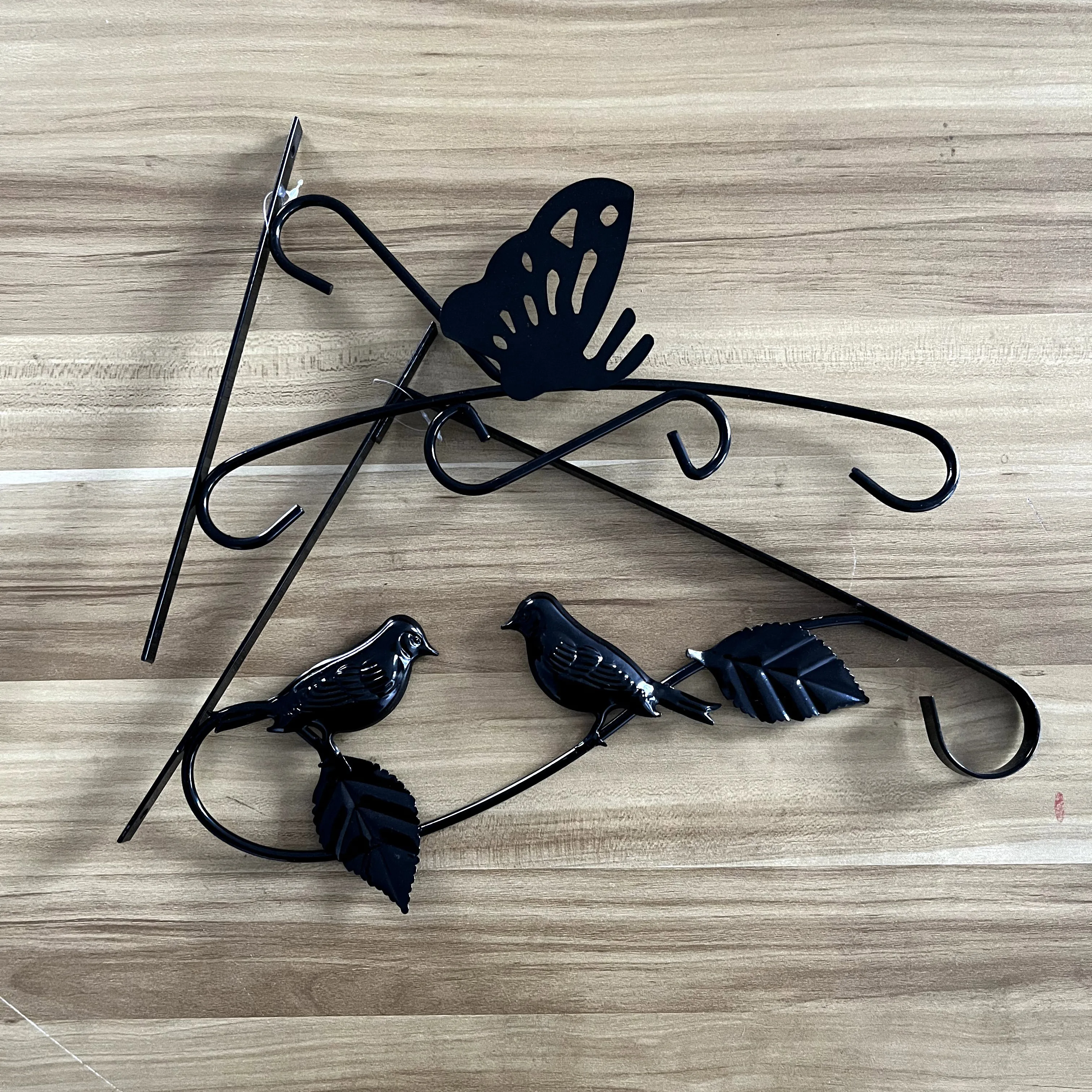 Yuchen Hot sale wrought Garden Wall Mounted Hanging Flower Basket Bracket Flower Pot Holder Bracket