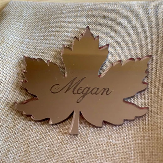 Золотая акриловая подвесная бирка в Форме Кленового Листа с настраиваемым текстовым узором для свадьбы