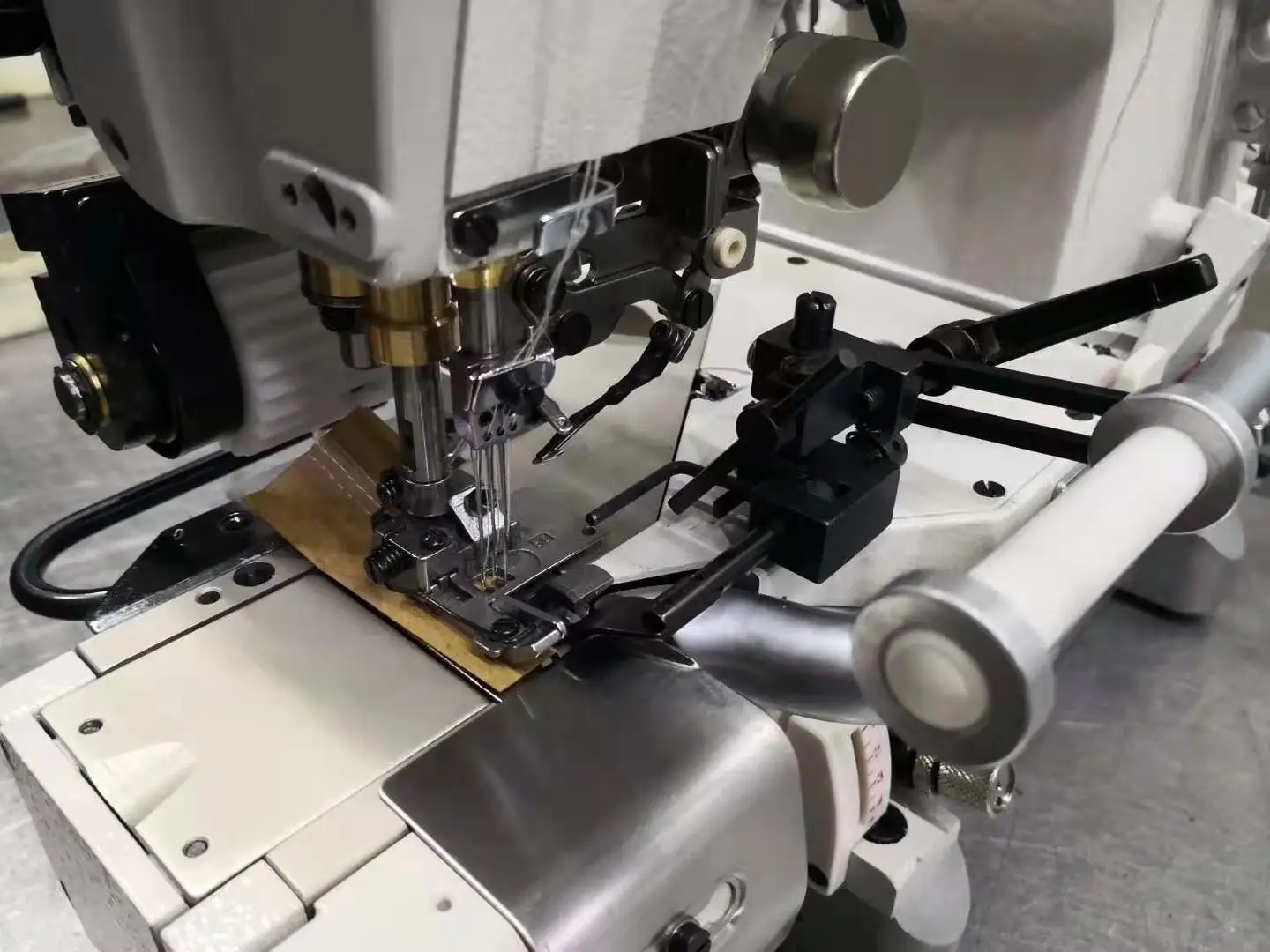 Qy600-33ac underwear right knife chain sewing machine three needle five thread stretch sewing machine