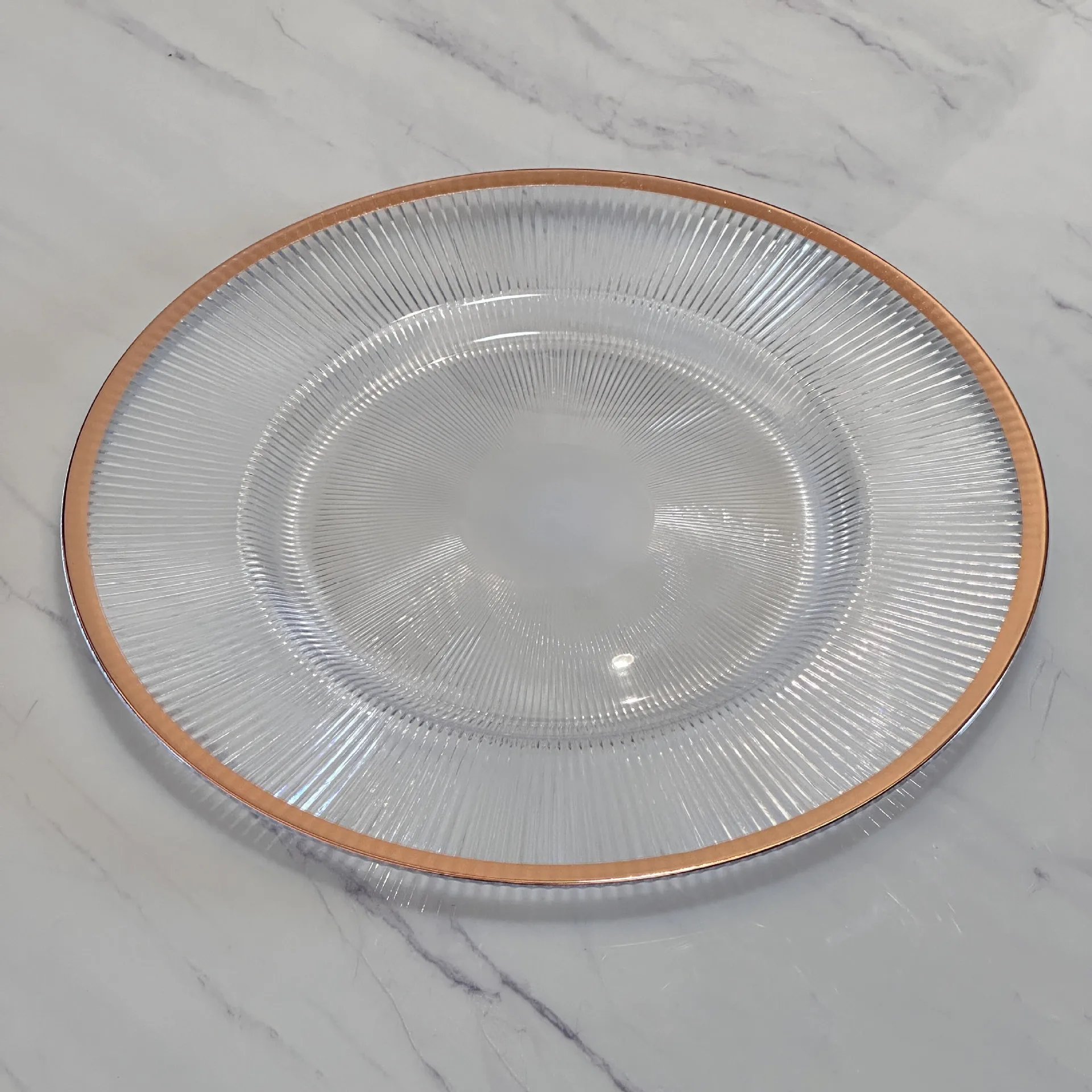 Gold Rim round PP Thread 33cm Clear Plastic Charger Plates Sustainable Engraving Technique Wedding Table Decoration Plate Dish
