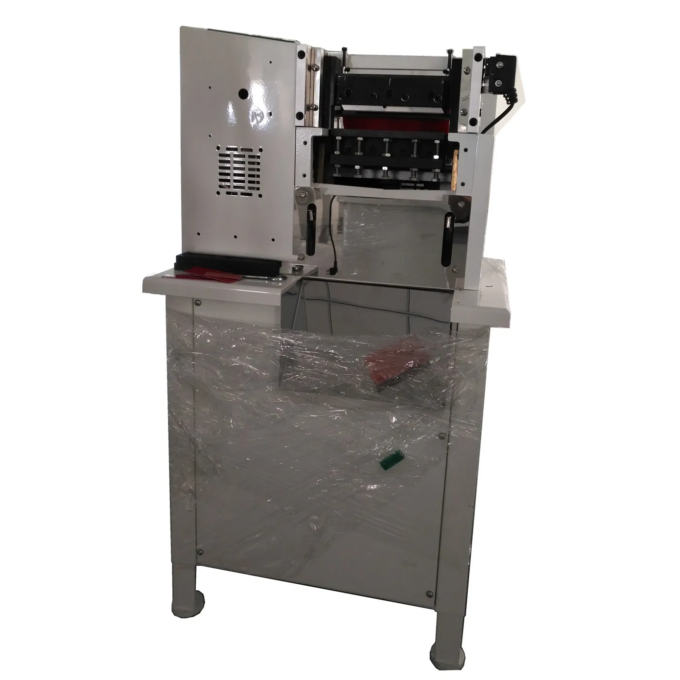 automatic hook and loop fastener cutting machine