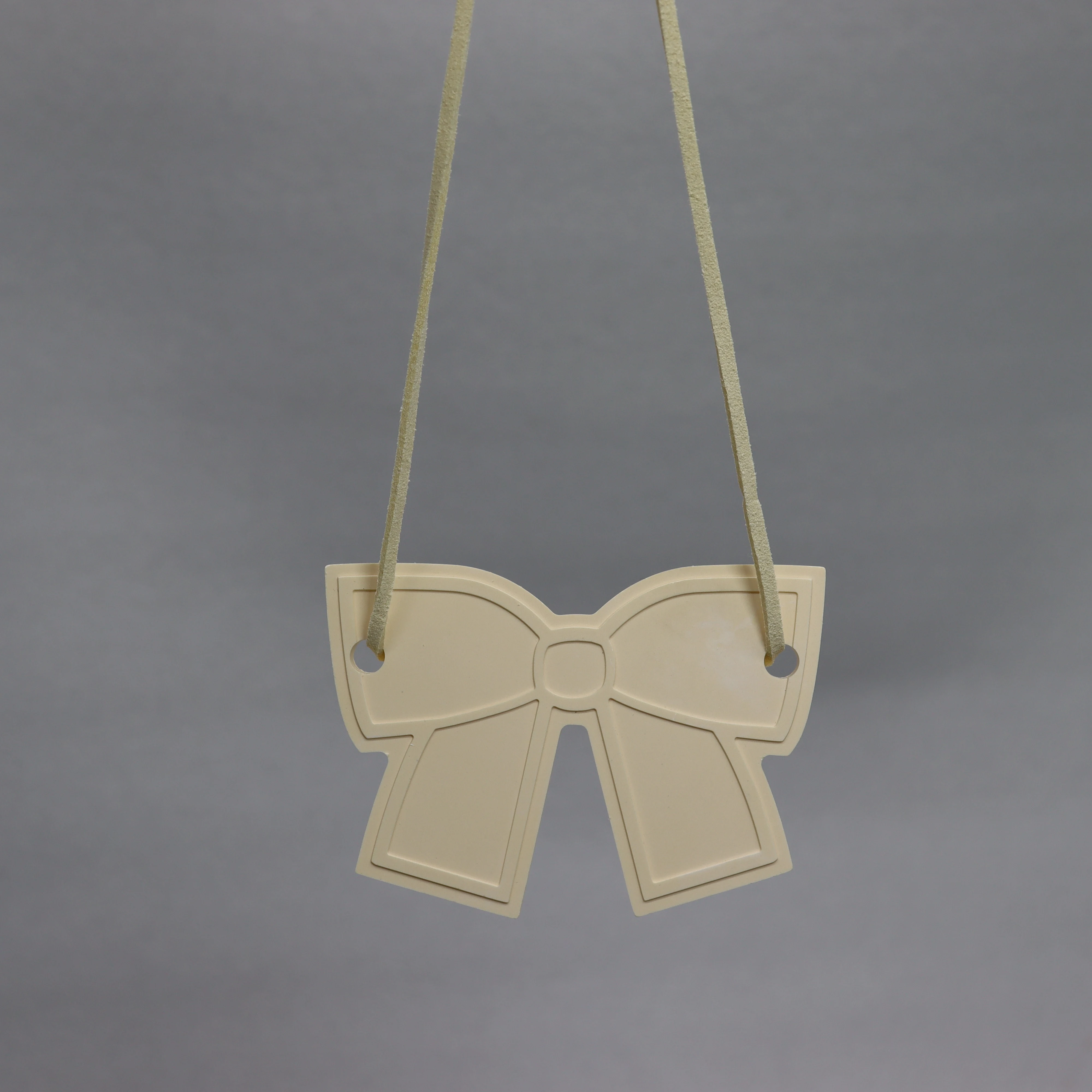 Hot Product Yellow Bow Shaped Mirror Pendant Accessory Ceramic Car Interior Essential Oil Diffuser Stone