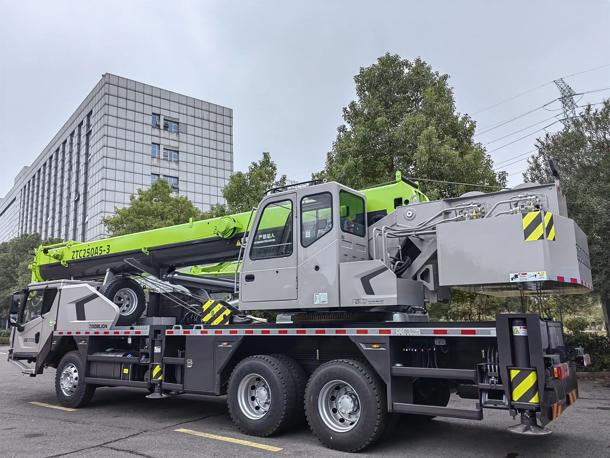 New Product Hydraulic Boom 25 Ton Truck Crane Mounted With Factory Price ZAT250A562-3.1